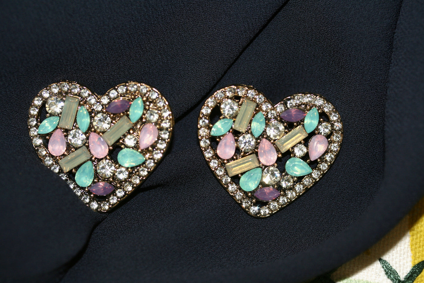 Fashion Heart Metal Hollow Stud Earrings for Women Luxury Bling Color Crystal Party Jewelry Aesthetic Accessories