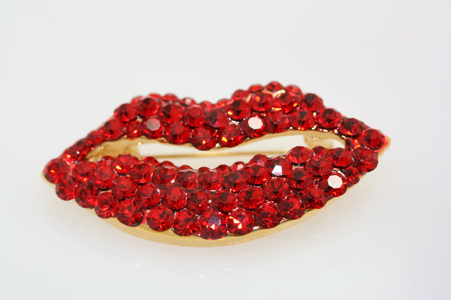 Sexy Ruby Red Pair of Lips Kiss Love Pave Rhinestone Crystal Brooch Pin Gold