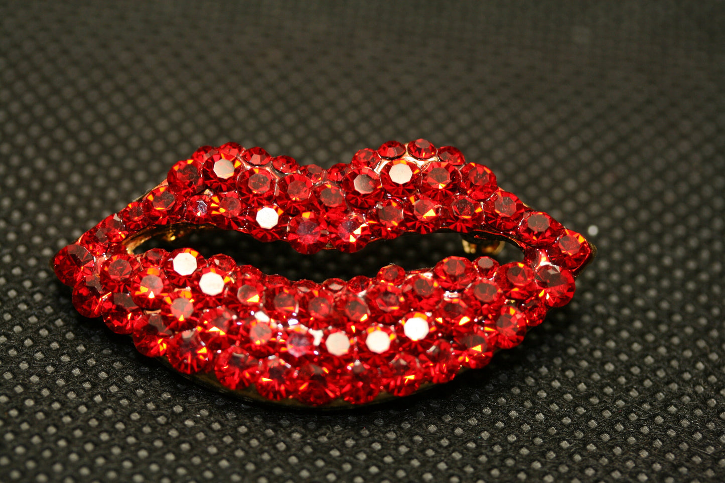 Sexy Ruby Red Pair of Lips Kiss Love Pave Rhinestone Crystal Brooch Pin Gold