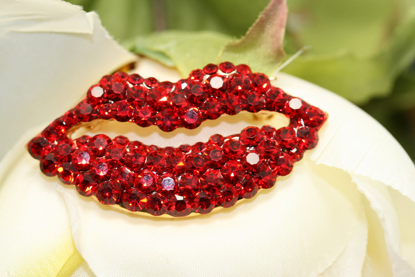 Sexy Ruby Red Pair of Lips Kiss Love Pave Rhinestone Crystal Brooch Pin Gold