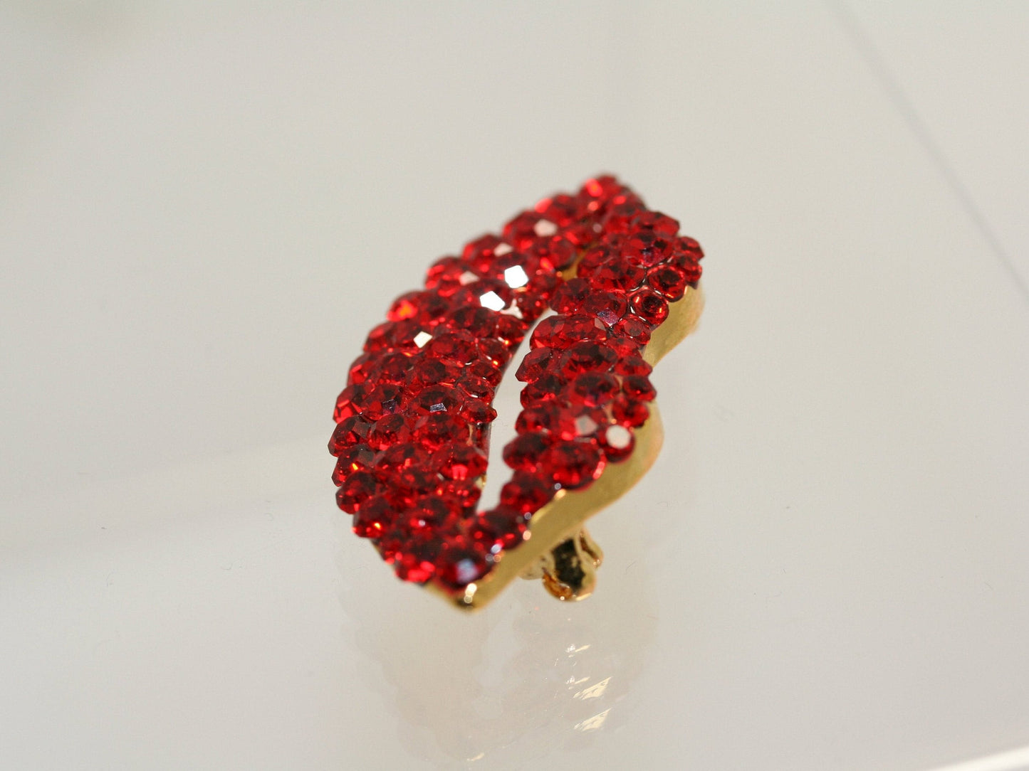Sexy Ruby Red Pair of Lips Kiss Love Pave Rhinestone Crystal Brooch Pin Gold
