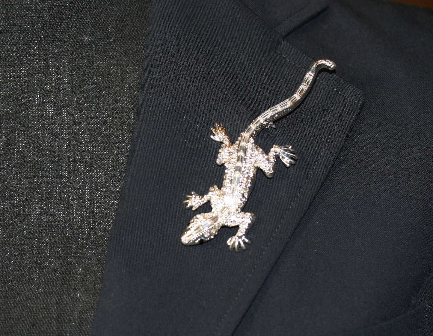 Cute Lizard Brooches Rhinestone Vintage Gecko Charm Silver Brooch Pin Creative Coat Suit Jewelry Accessories Brooch for Men Women