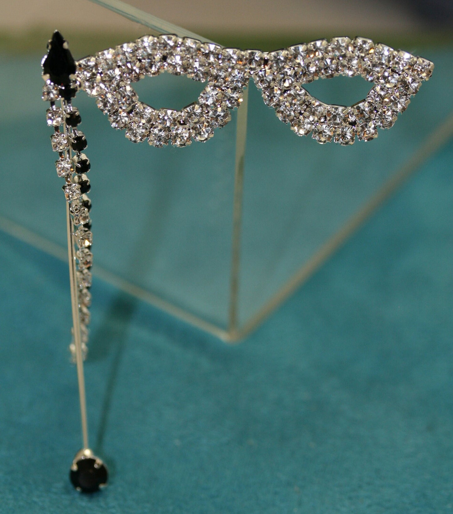 Rhinestone Masquerade Ball Mask French Quarter New Orleans Mardi Gras Brooch Lapel Pin, Crystal Mardi Gras Jewelry
