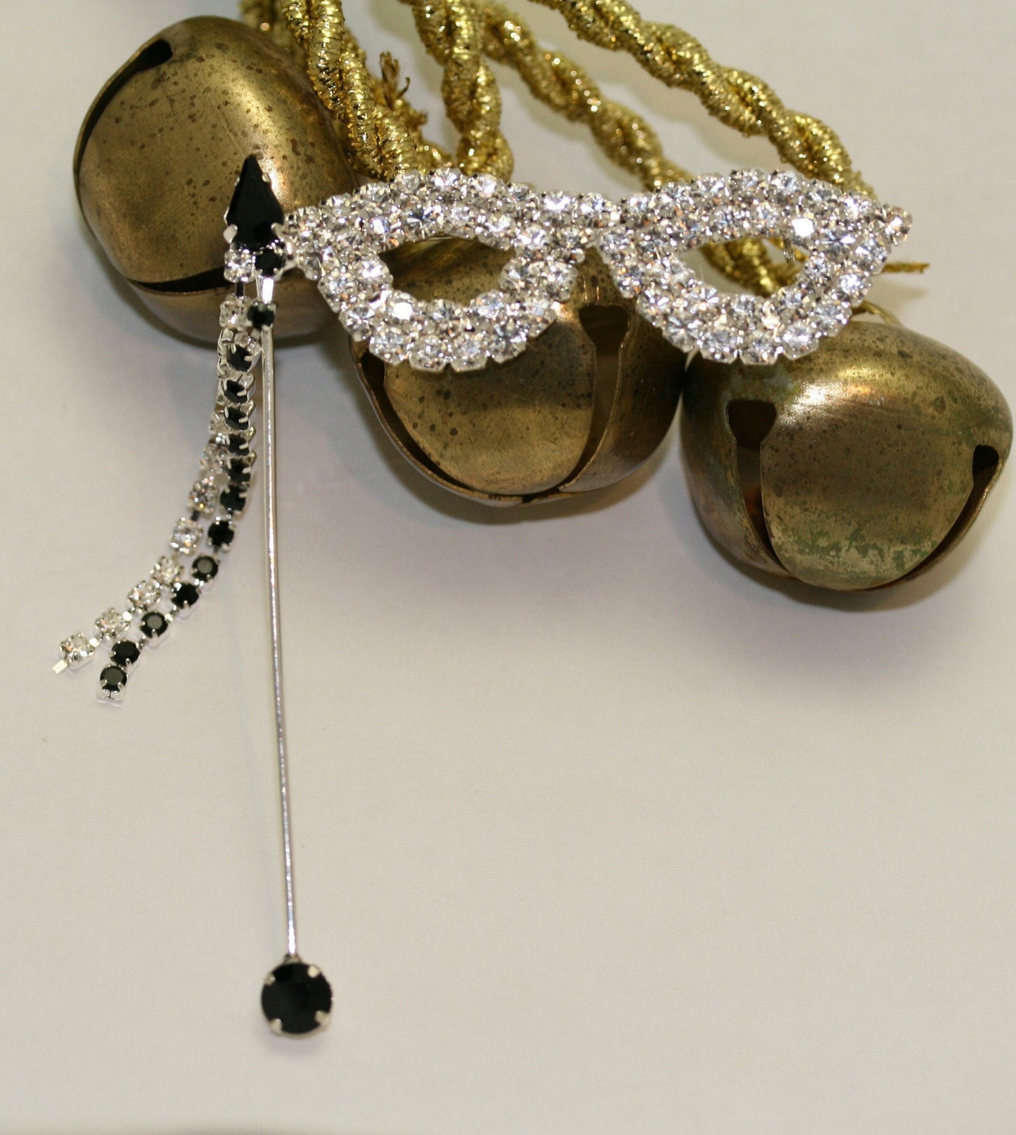 Rhinestone Masquerade Ball Mask French Quarter New Orleans Mardi Gras Brooch Lapel Pin, Crystal Mardi Gras Jewelry
