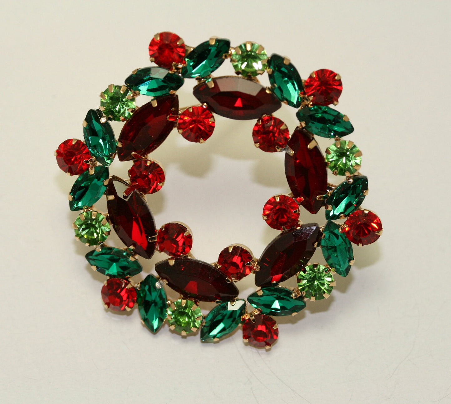 Christmas Wreath Rhinestone Brooch Pin, Crystal Xmas Holiday Jewelry Gift, Floral Wreath Brooch Pin Style Delicate Gold Plated