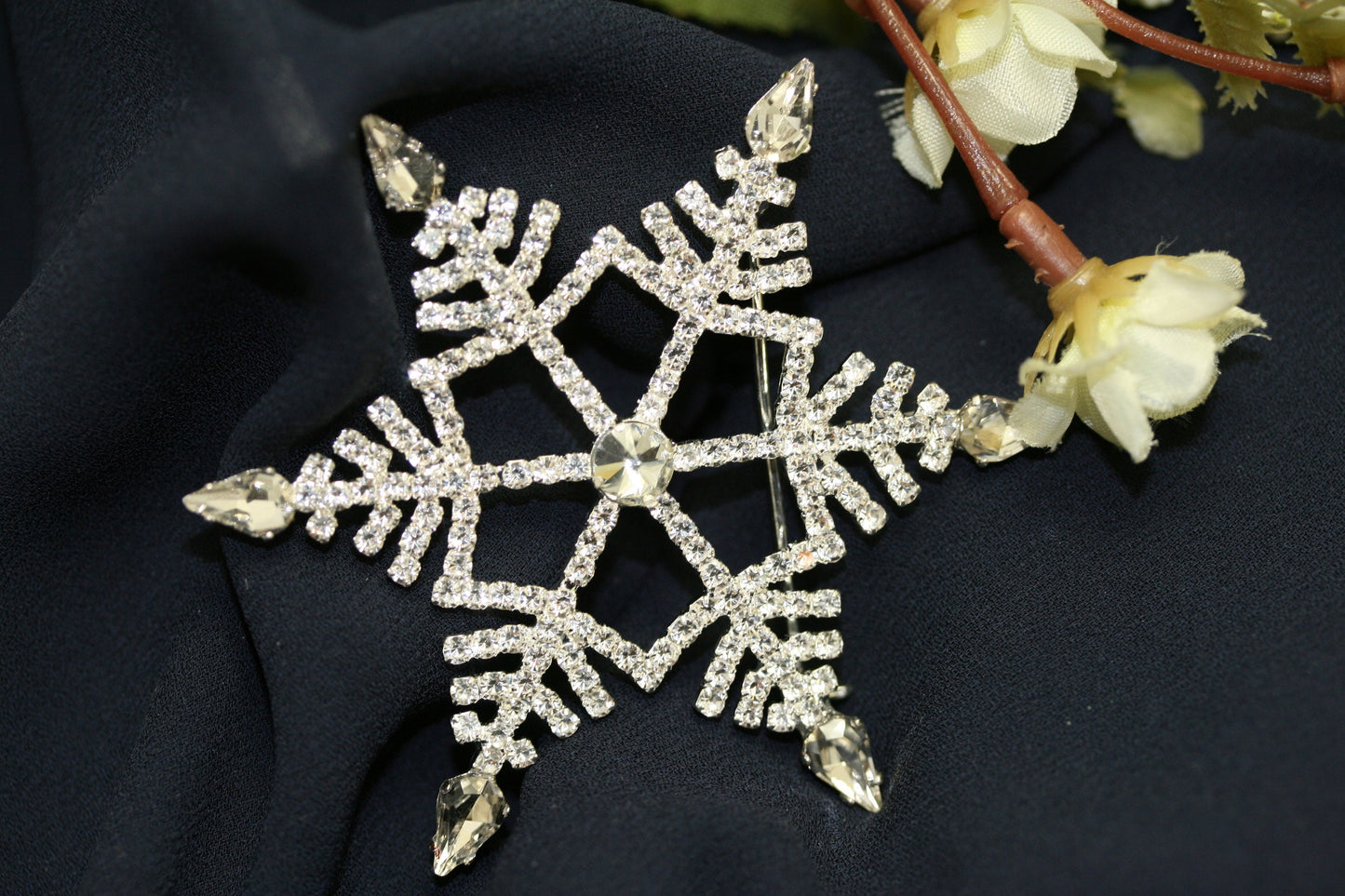 Winter Wonderland Large Christmas Snowflake Brooch clear silver Rhinestones pin, Winter Holiday Xmas Star Jewelry Gift