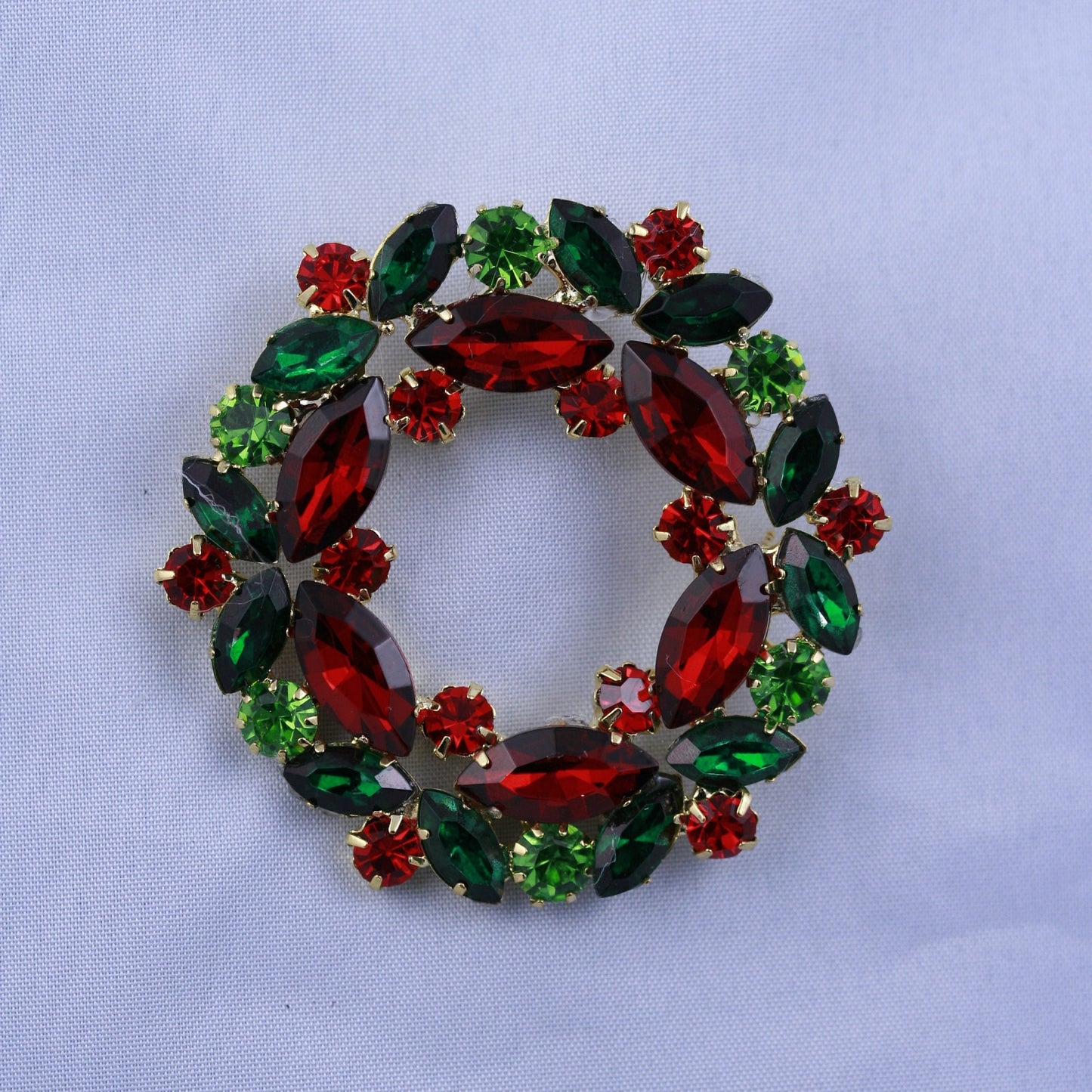 Christmas Wreath Rhinestone Brooch Pin, Crystal Xmas Holiday Jewelry Gift, Floral Wreath Brooch Pin Style Delicate Gold Plated