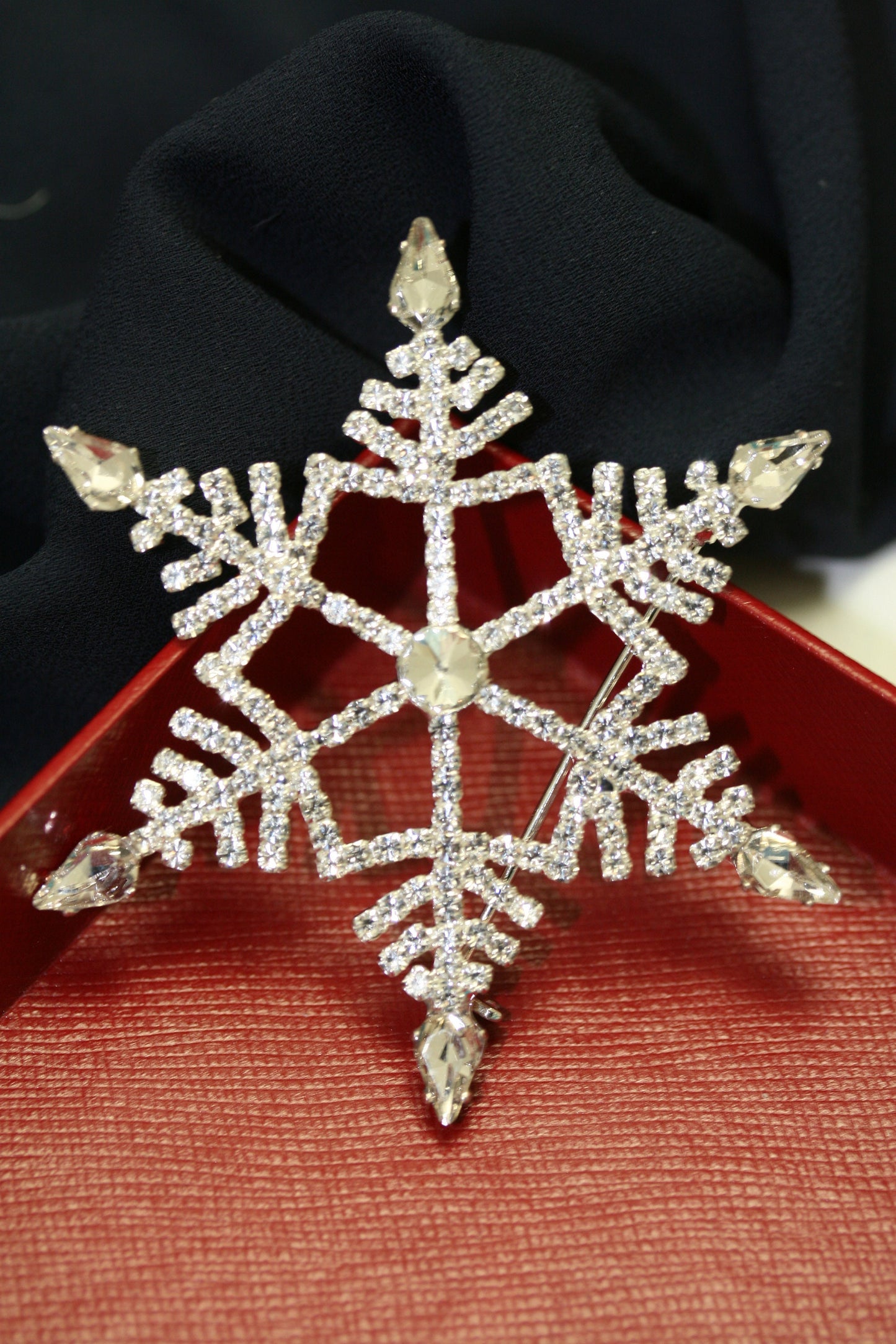 Winter Wonderland Large Christmas Snowflake Brooch clear silver Rhinestones pin, Winter Holiday Xmas Star Jewelry Gift