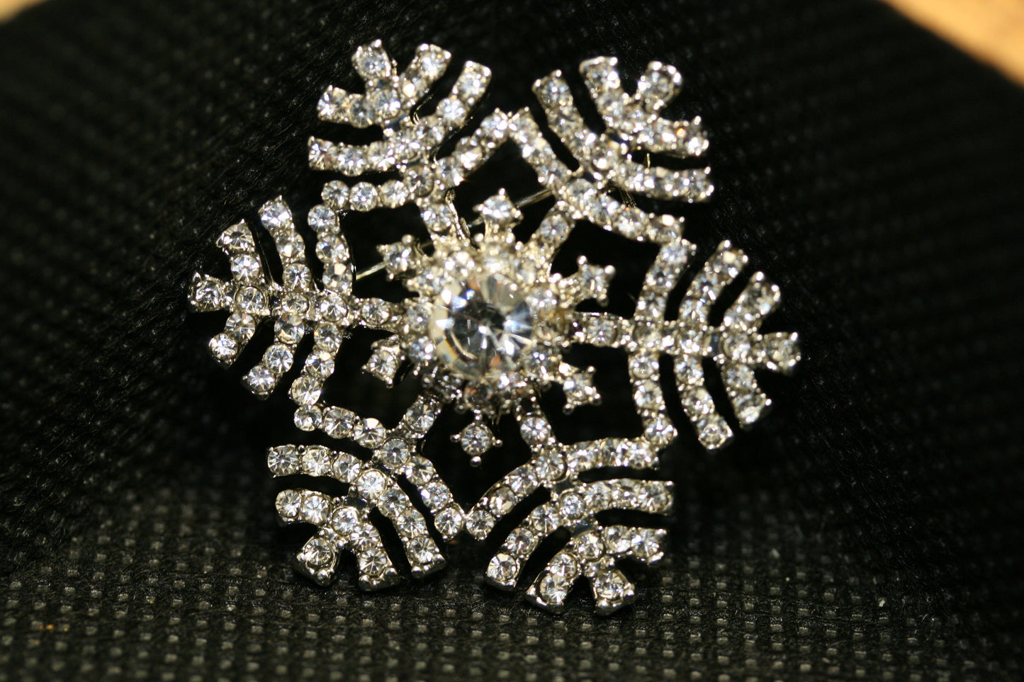 Rhinestone Crystal Snowflake Pin & Pendant, Women's Holiday Corsage Jewelry Winter Crystal Flower Pin Christmas Snowflake Jewelry Gift