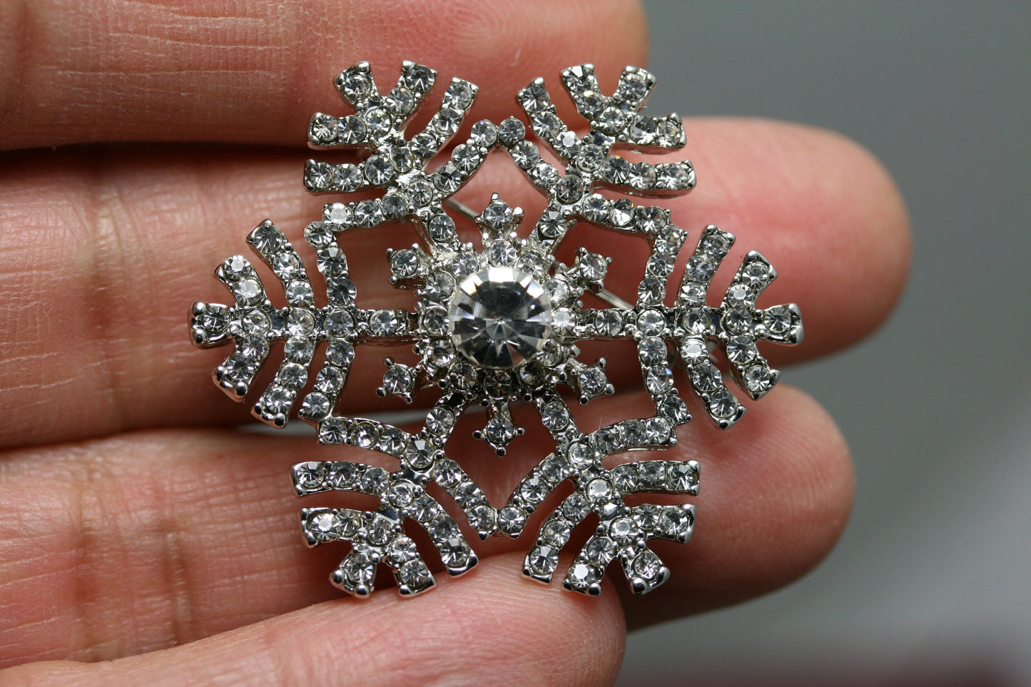 Rhinestone Crystal Snowflake Pin & Pendant, Women's Holiday Corsage Jewelry Winter Crystal Flower Pin Christmas Snowflake Jewelry Gift