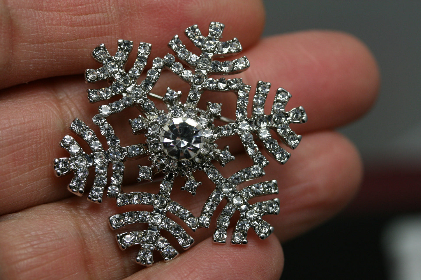 Rhinestone Crystal Snowflake Pin & Pendant, Women's Holiday Corsage Jewelry Winter Crystal Flower Pin Christmas Snowflake Jewelry Gift