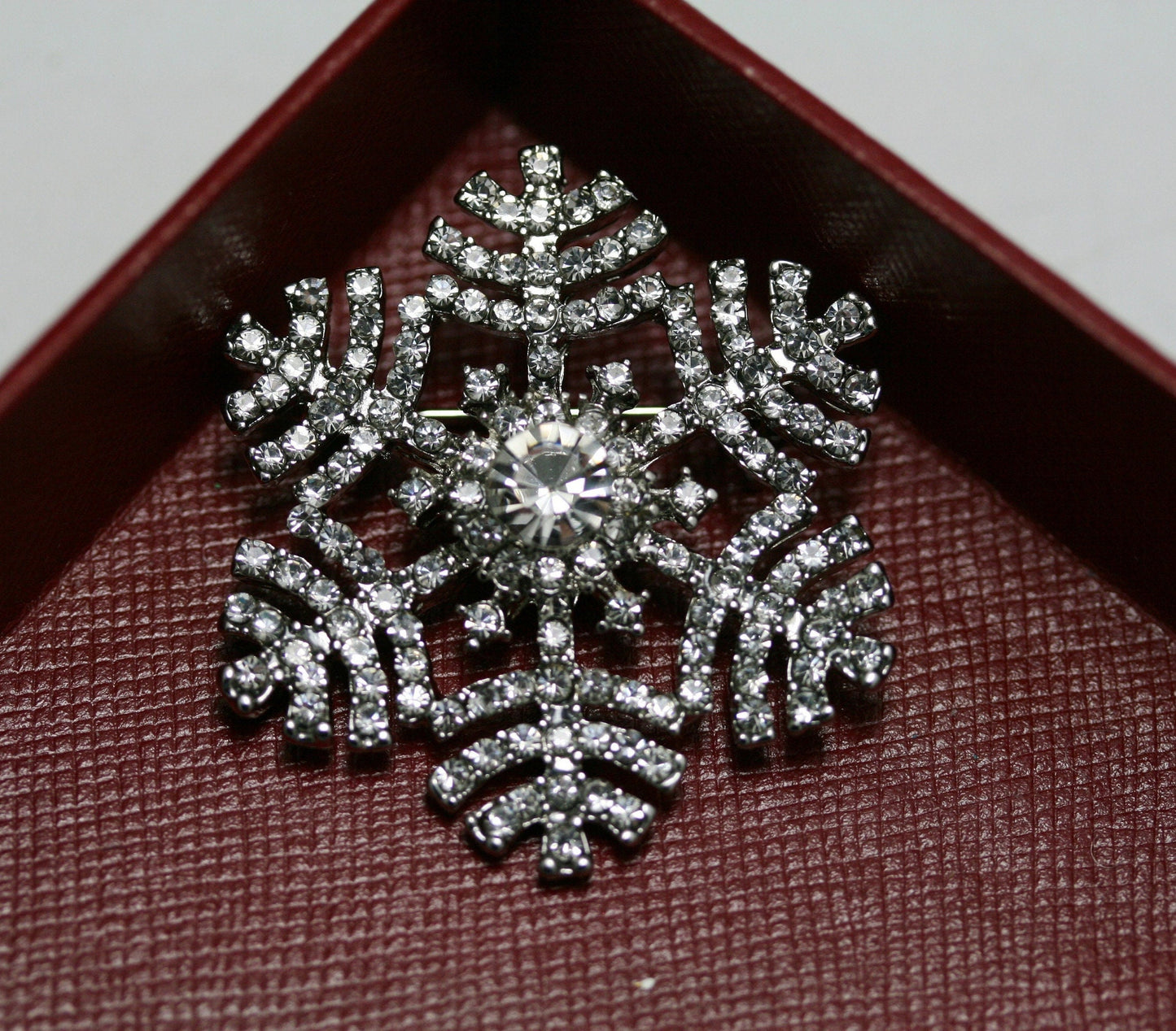 Rhinestone Crystal Snowflake Pin & Pendant, Women's Holiday Corsage Jewelry Winter Crystal Flower Pin Christmas Snowflake Jewelry Gift