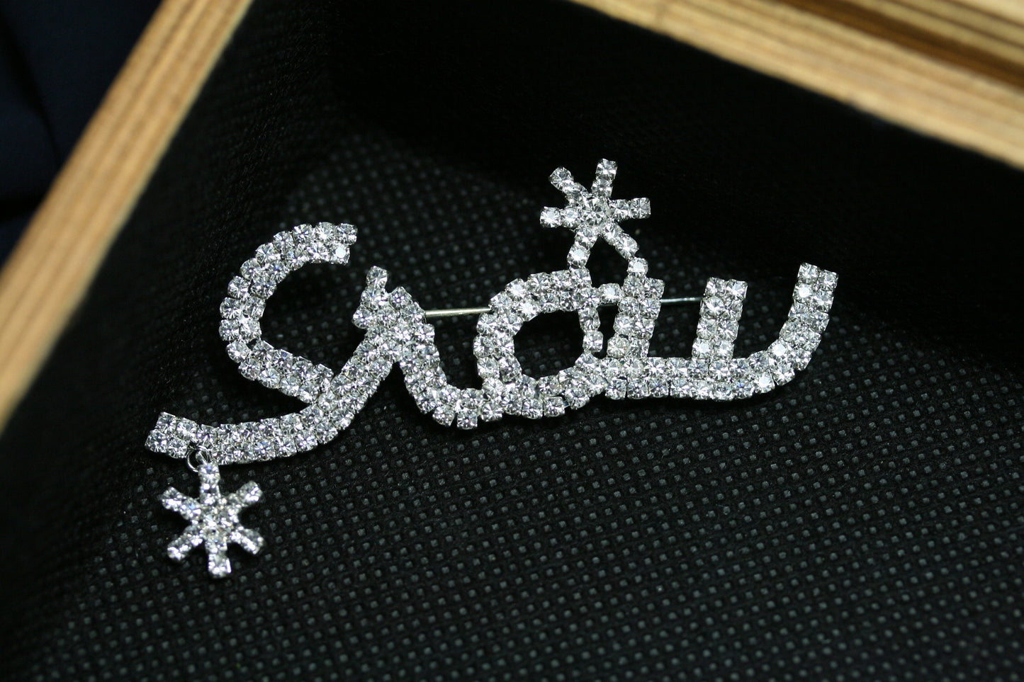 Crystal Rhinestones Word "Snow "Brooches Pin, Letters Lapel Pins with White Dangle Snowflake Gift Box for Christmas Gift