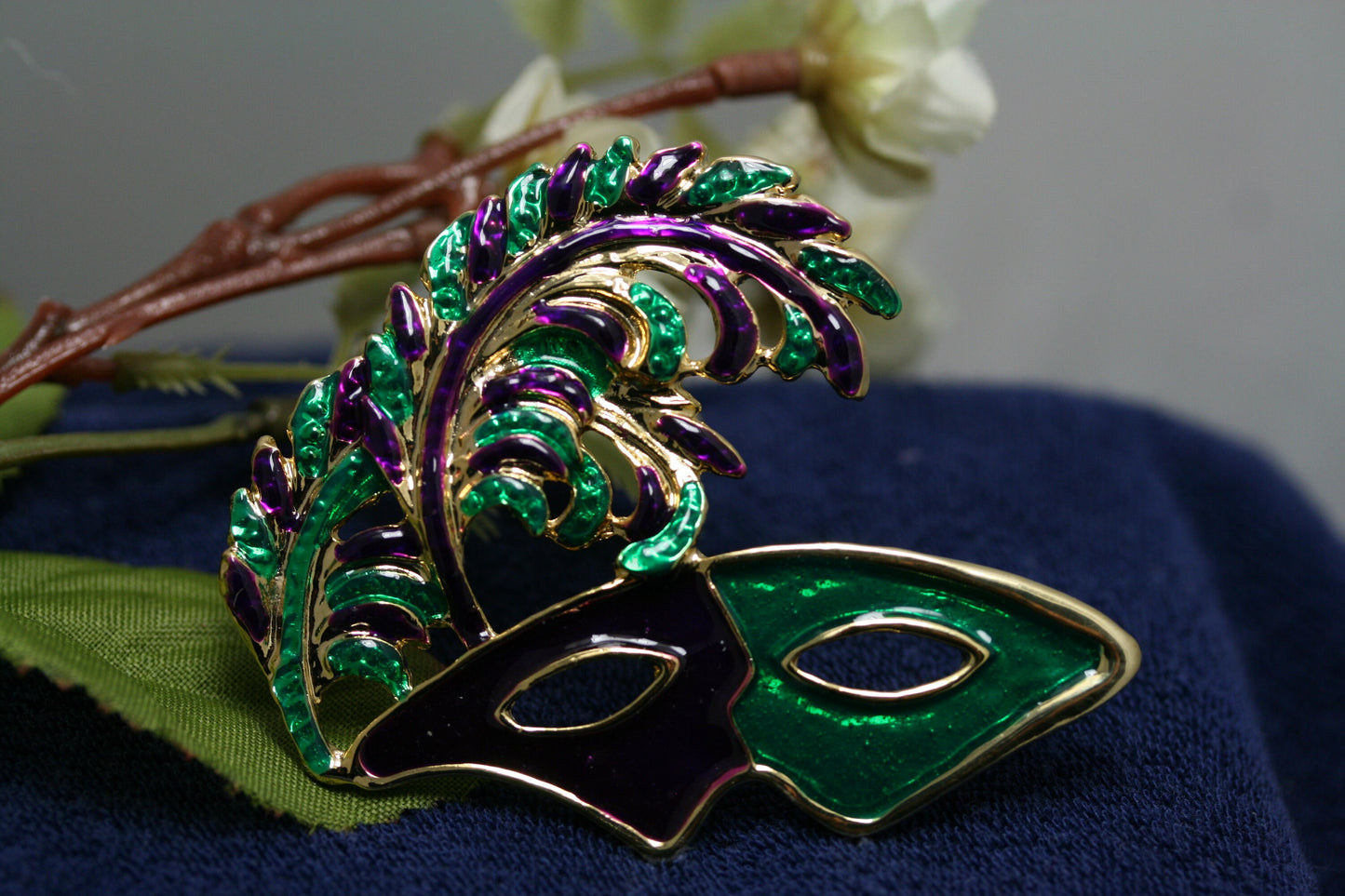 Masquerade Mardi Gras Mask Brooch Pin Enamel Rhinestones Gold Tone