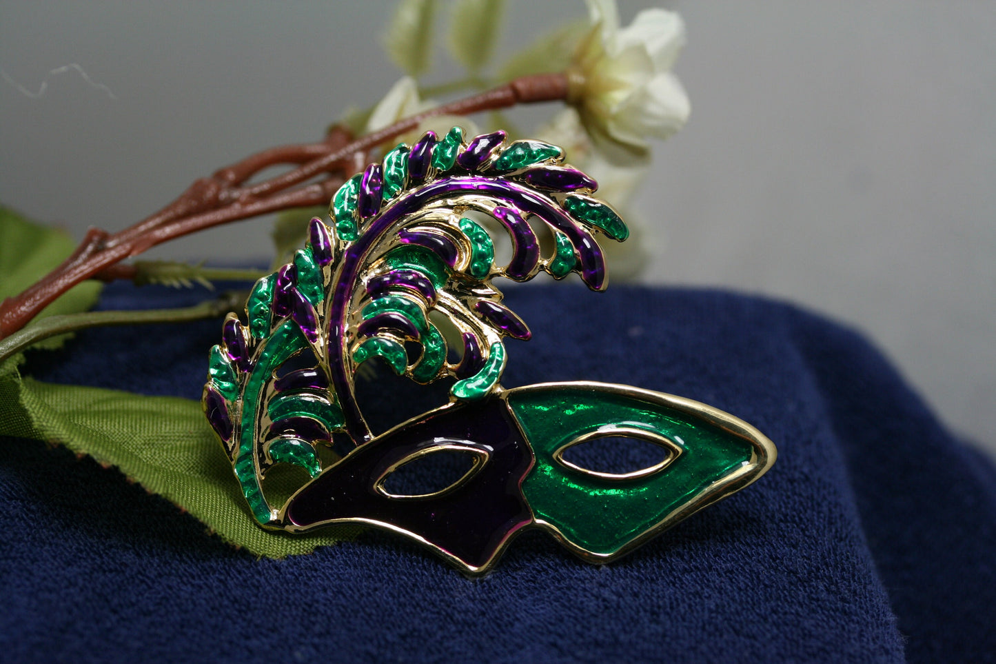 Masquerade Mardi Gras Mask Brooch Pin Enamel Rhinestones Gold Tone