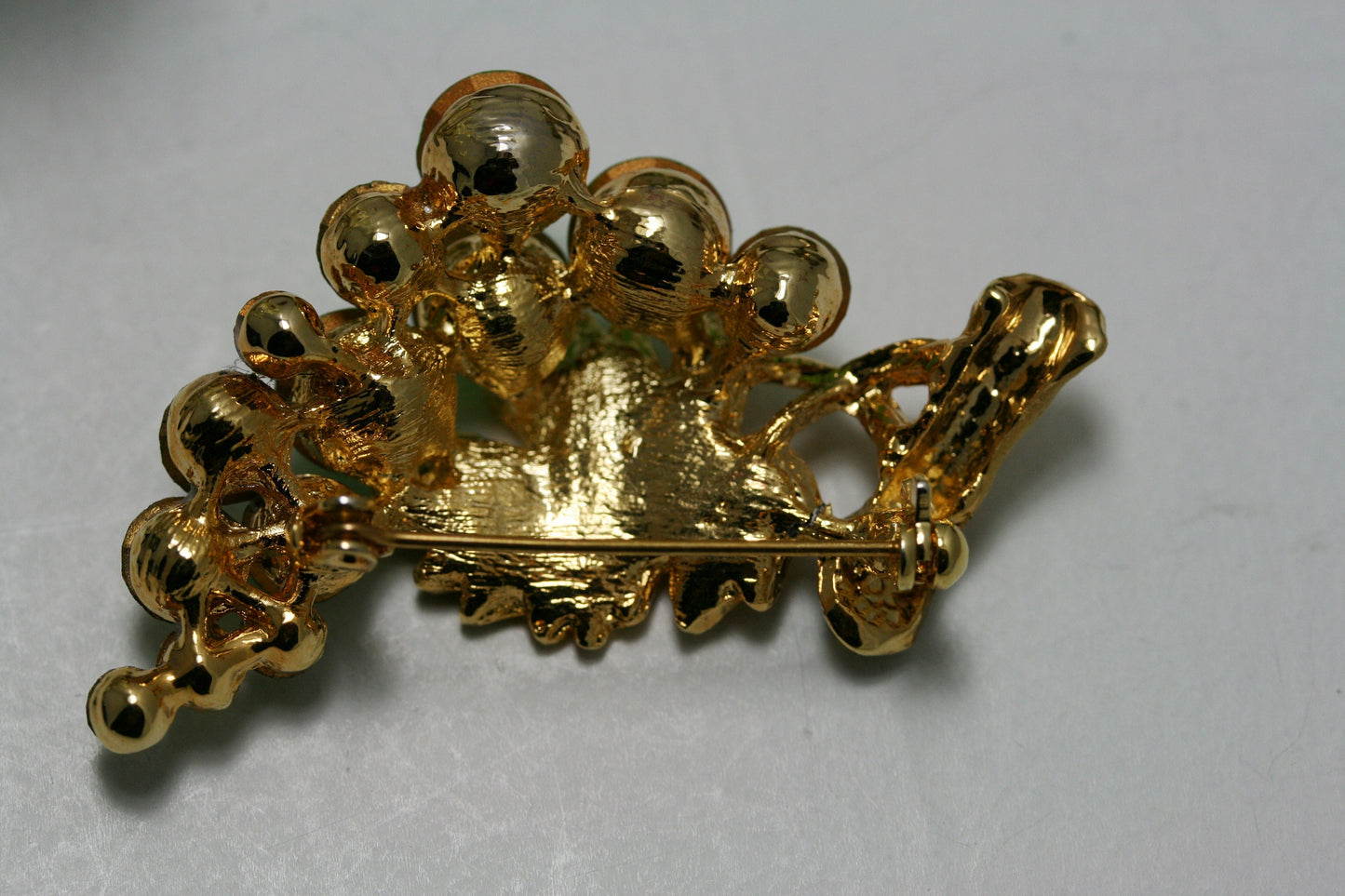 Stunning Vintage Gold Tone High-end Rhinestone Grape Brooch Pin, Multi Green Bunch Of Grapes Pin
