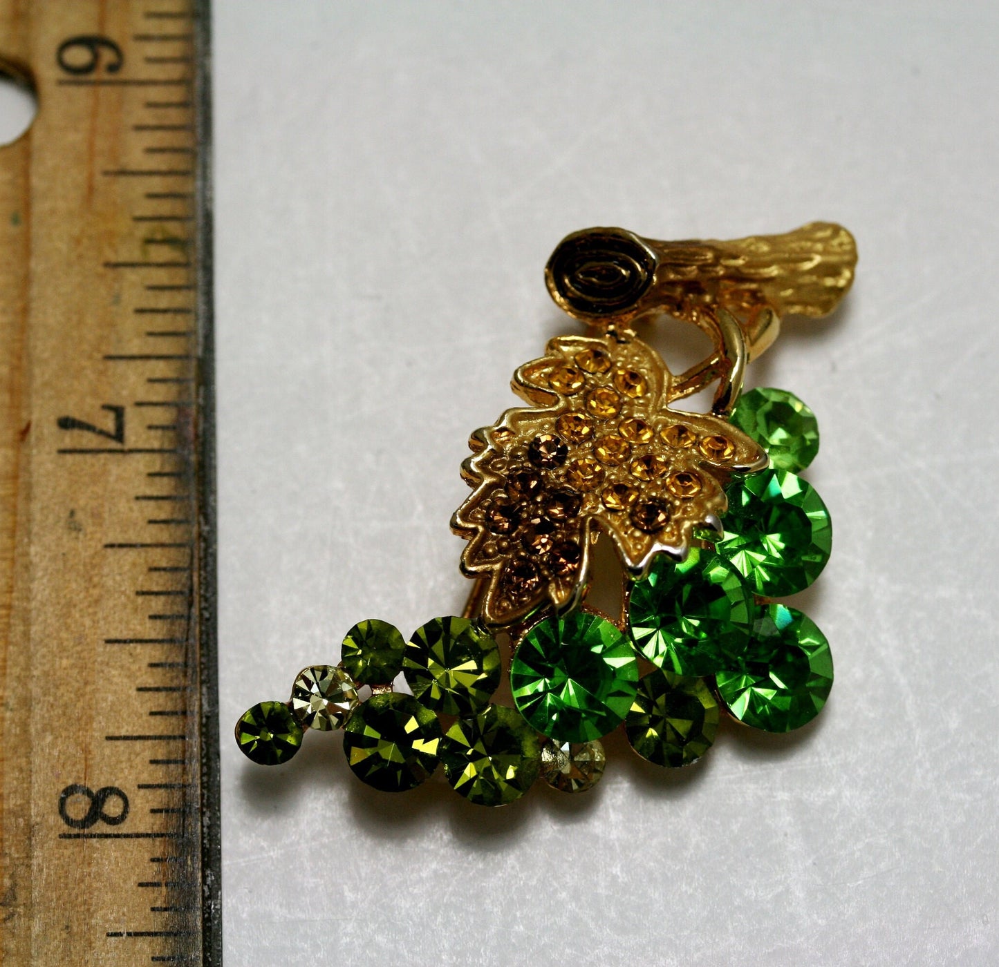Stunning Vintage Gold Tone High-end Rhinestone Grape Brooch Pin, Multi Green Bunch Of Grapes Pin