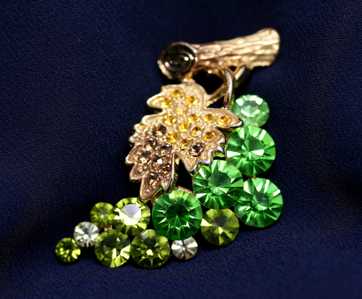 Stunning Vintage Gold Tone High-end Rhinestone Grape Brooch Pin, Multi Green Bunch Of Grapes Pin