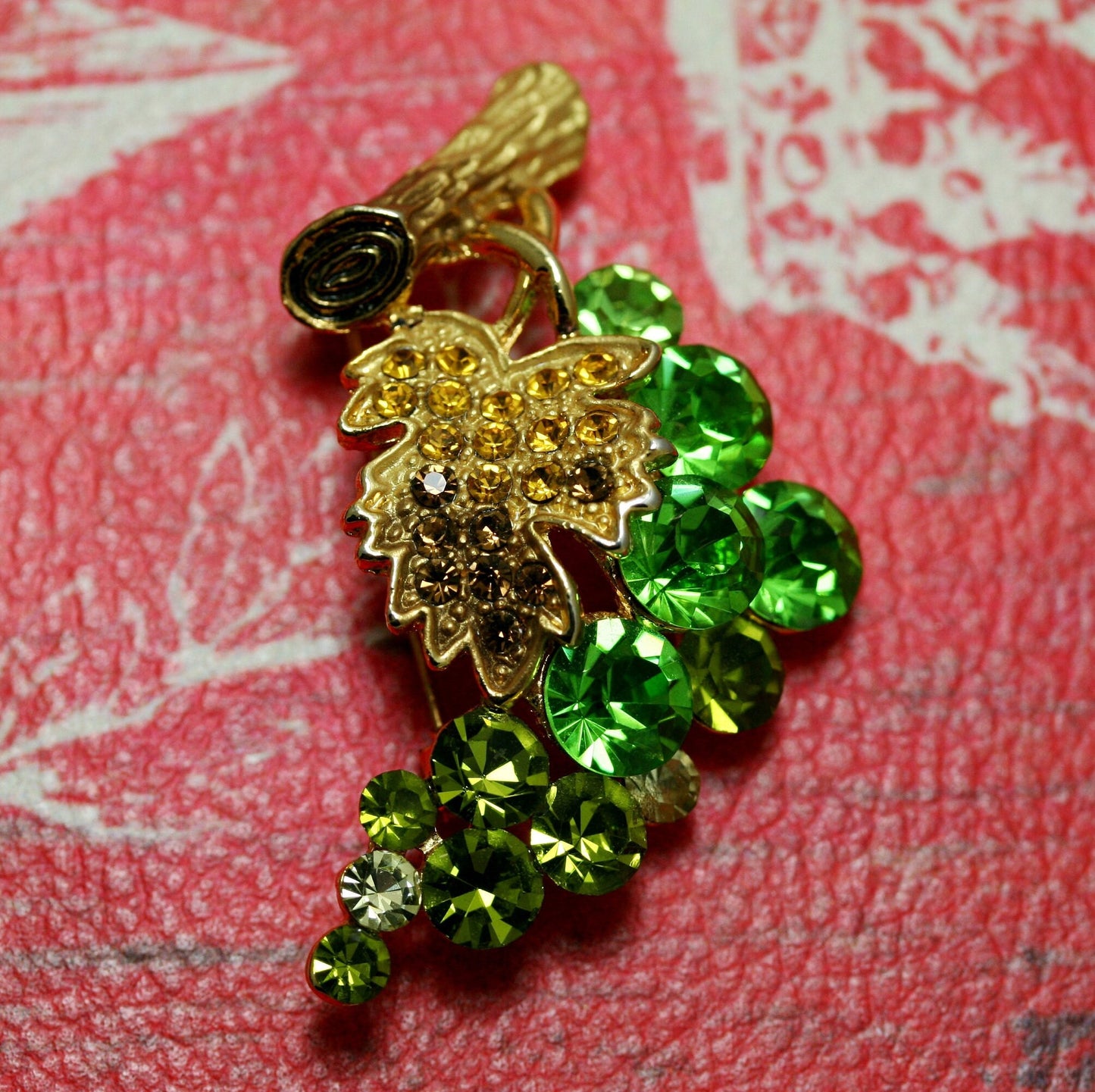 Stunning Vintage Gold Tone High-end Rhinestone Grape Brooch Pin, Multi Green Bunch Of Grapes Pin