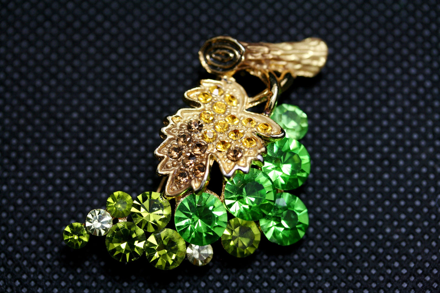 Stunning Vintage Gold Tone High-end Rhinestone Grape Brooch Pin, Multi Green Bunch Of Grapes Pin