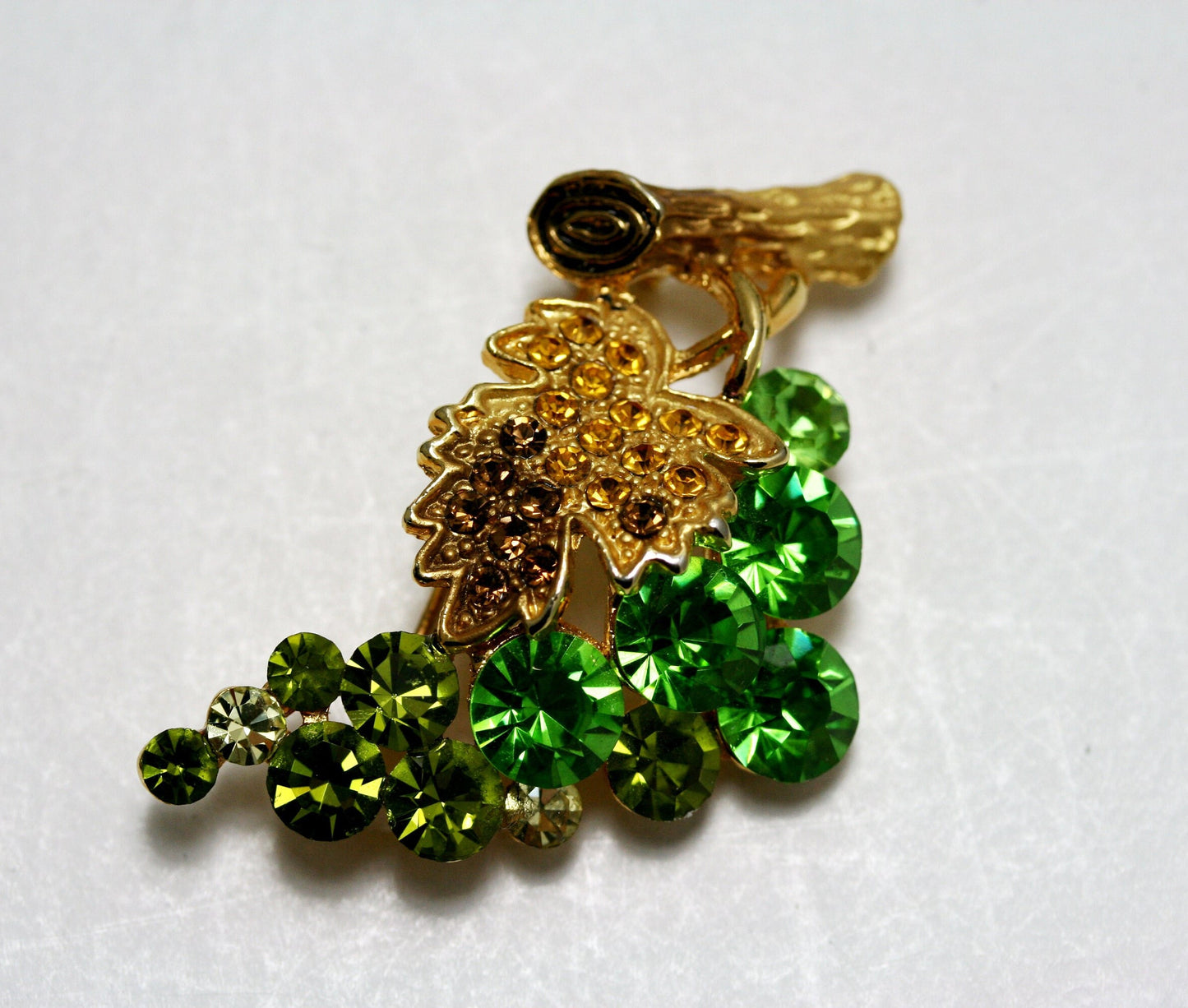 Stunning Vintage Gold Tone High-end Rhinestone Grape Brooch Pin, Multi Green Bunch Of Grapes Pin