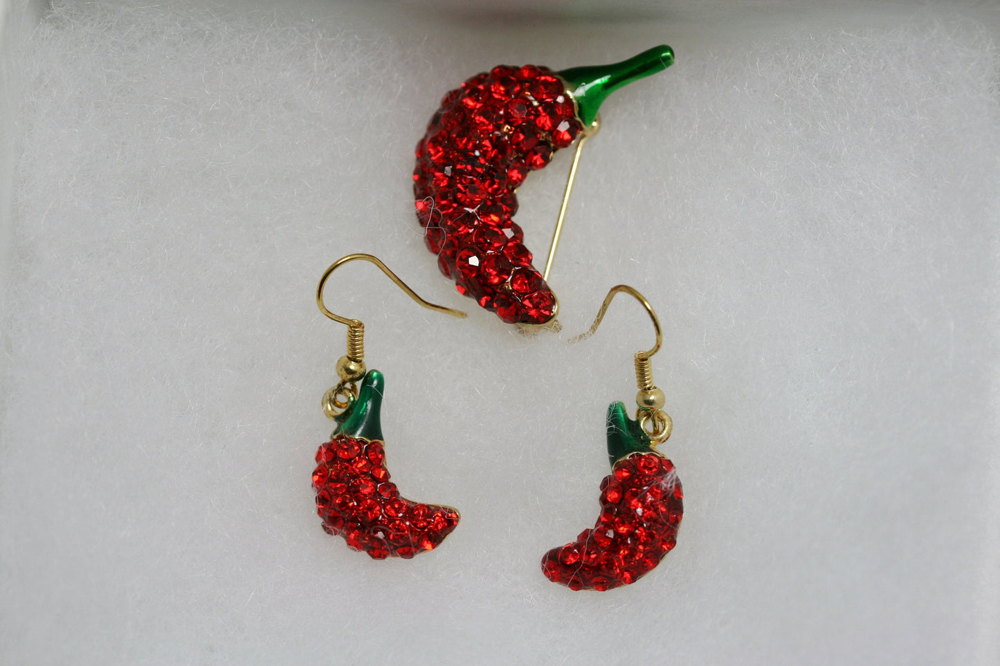 Crystal chili pepper brooch, Chili pepper earrings, Hot pepper pin, red pepper earrings, Rhinestone hot pepper Pin and Earrings Set