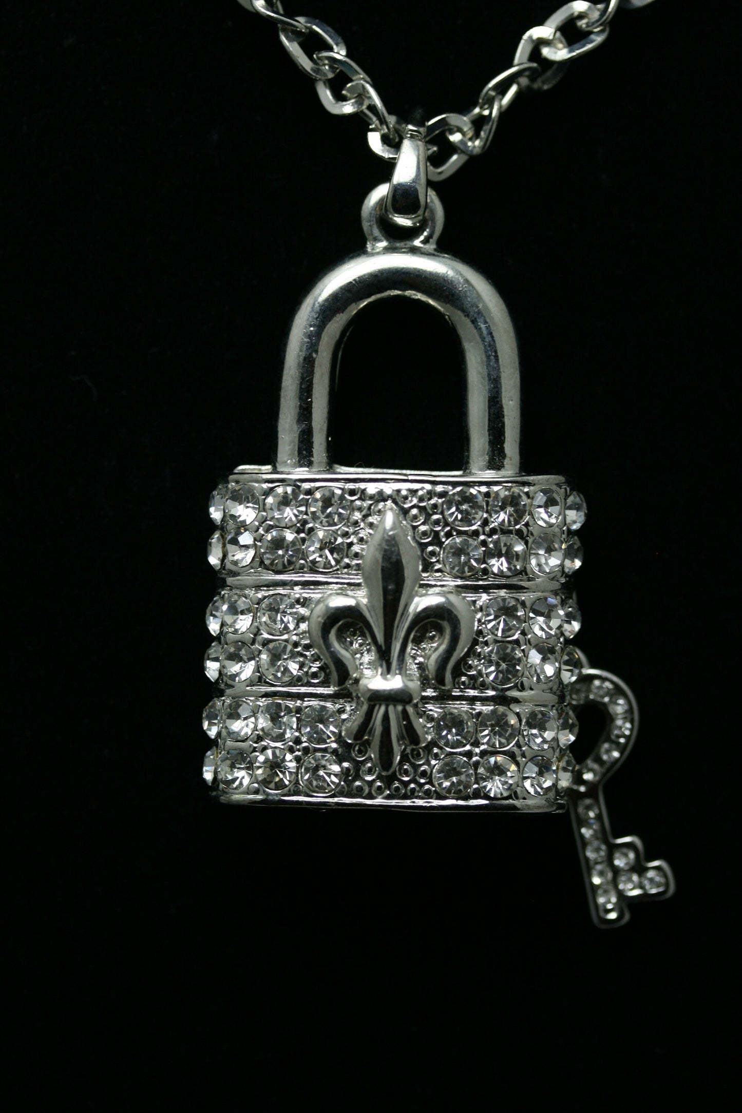 Vintage Fleur De Lis Jewelry Stunning Pave Crystal Rhinestone Lock with Key Pendant Necklace