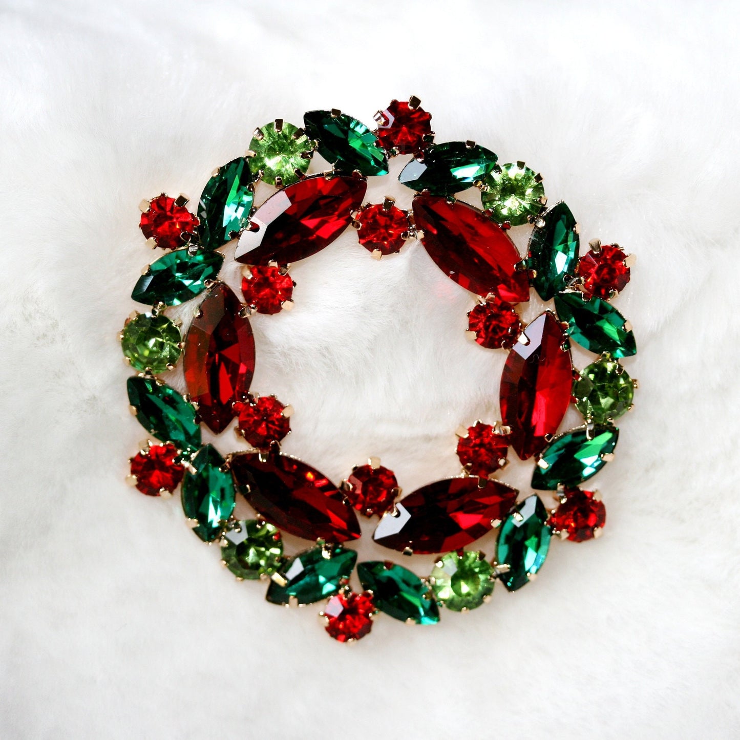 Christmas Wreath Rhinestone Brooch Pin, Crystal Xmas Holiday Jewelry Gift, Floral Wreath Brooch Pin Style Delicate Gold Plated
