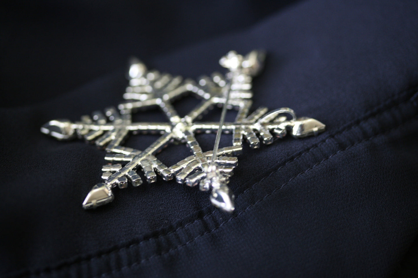Winter Wonderland Large Christmas Snowflake Brooch clear silver Rhinestones pin, Winter Holiday Xmas Star Jewelry Gift