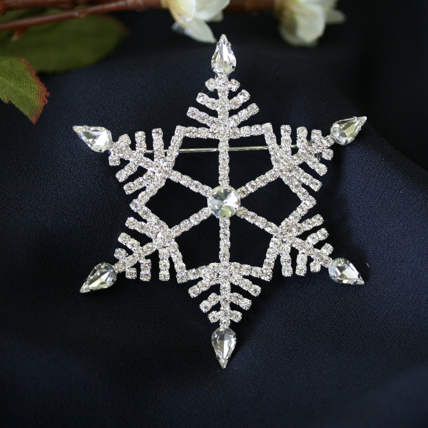 Winter Wonderland Large Christmas Snowflake Brooch clear silver Rhinestones pin, Winter Holiday Xmas Star Jewelry Gift