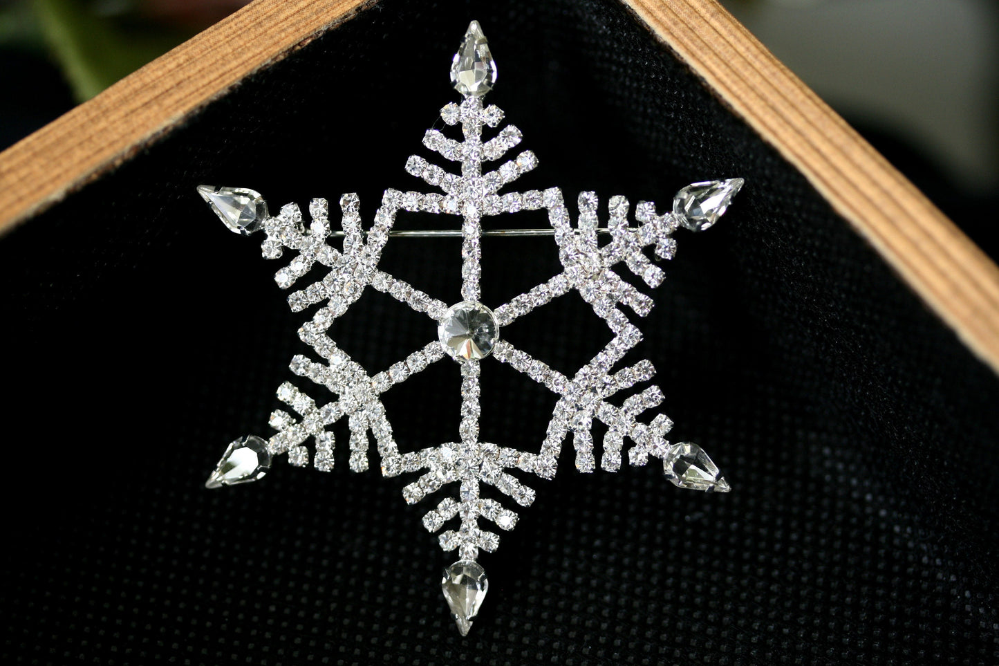 Winter Wonderland Large Christmas Snowflake Brooch clear silver Rhinestones pin, Winter Holiday Xmas Star Jewelry Gift