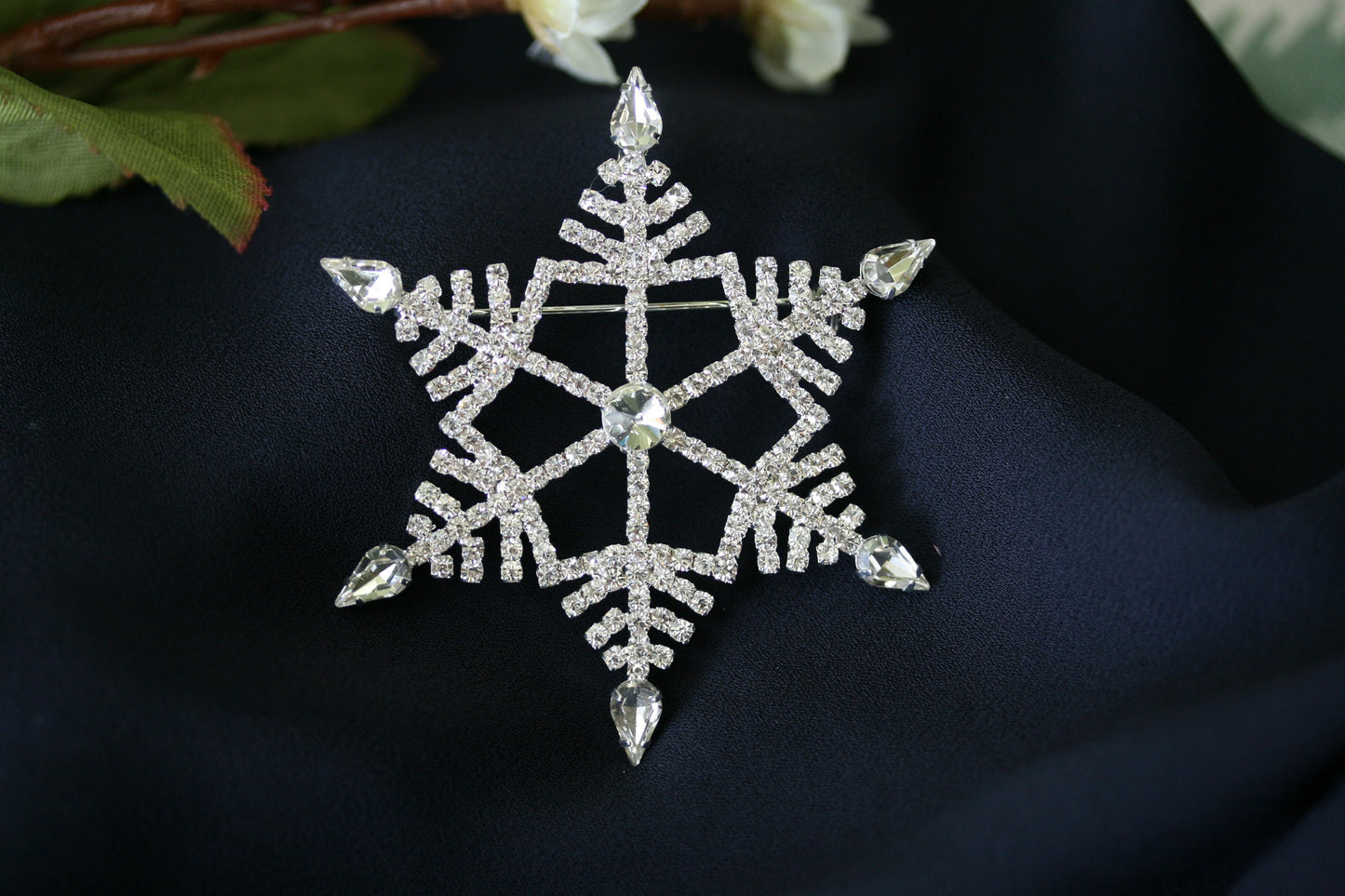 Winter Wonderland Large Christmas Snowflake Brooch clear silver Rhinestones pin, Winter Holiday Xmas Star Jewelry Gift