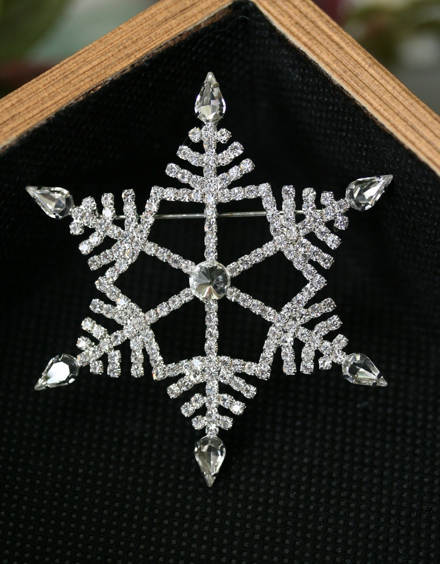 Winter Wonderland Large Christmas Snowflake Brooch clear silver Rhinestones pin, Winter Holiday Xmas Star Jewelry Gift