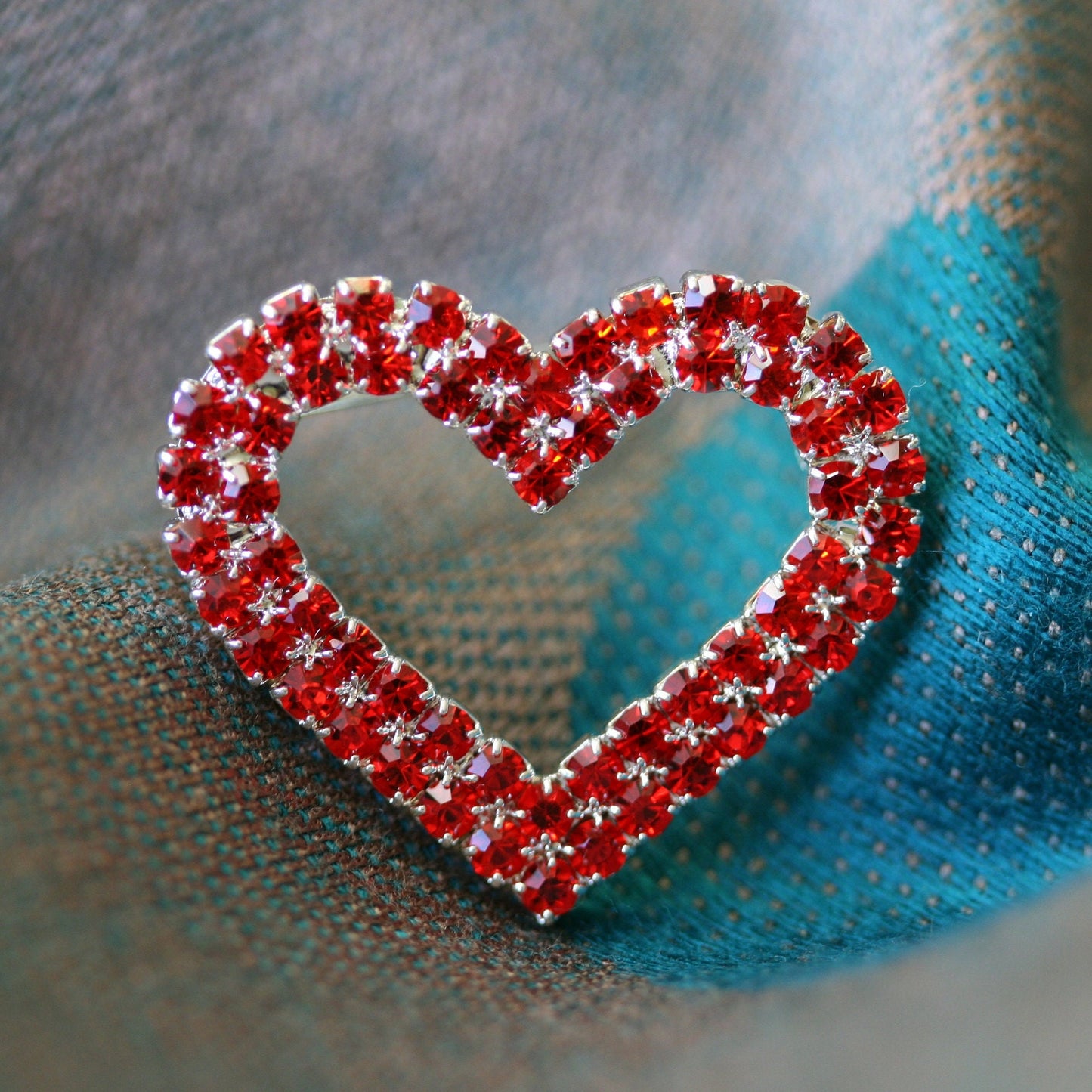 Rhinestone Valentine's Day Hollow Heart Brooch Pin, Red Ruby Heart pin, Valentine's Day Fashion Jewelry Gift For Her