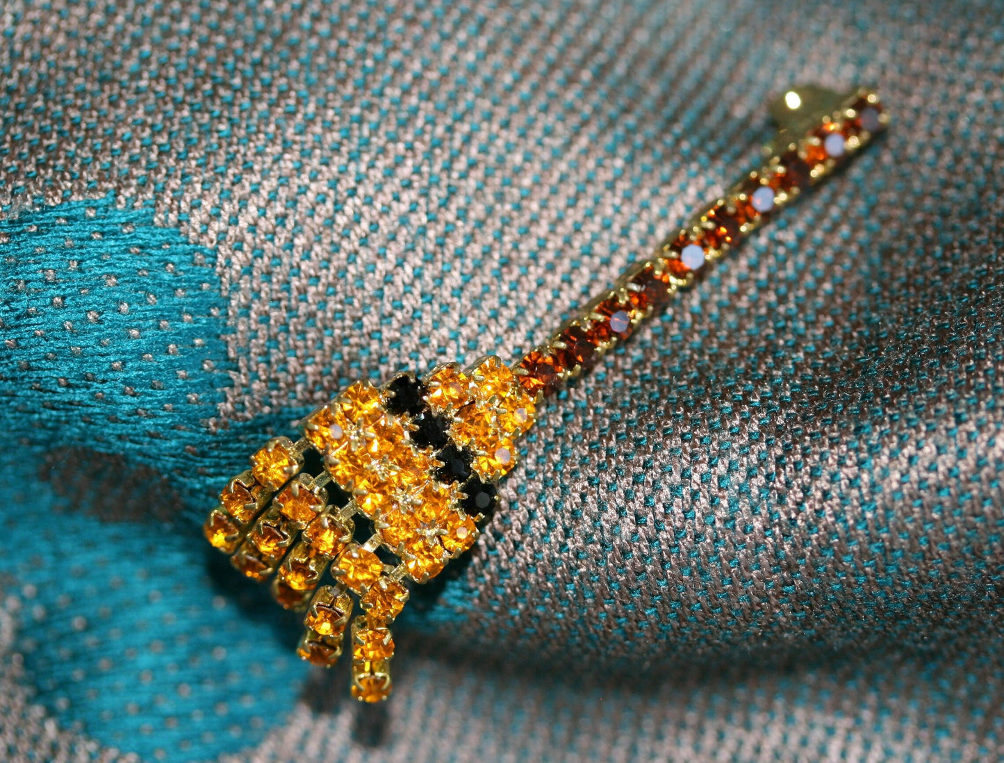 Witch's Broom Crystal Pin Rhinestone Halloween Broom Brooch pin