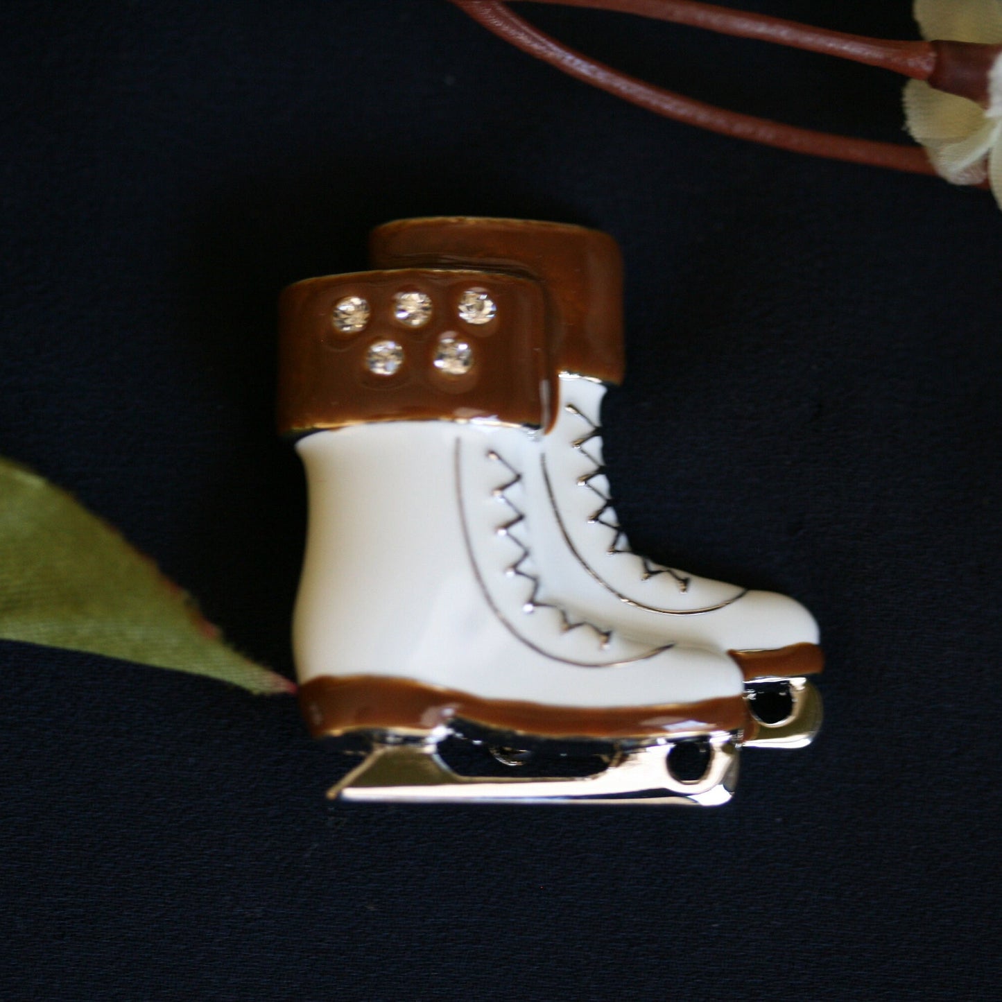 Ice Skating Pin Ice Sports Figure Skating Boots Brooch Pin for Cheer Gift