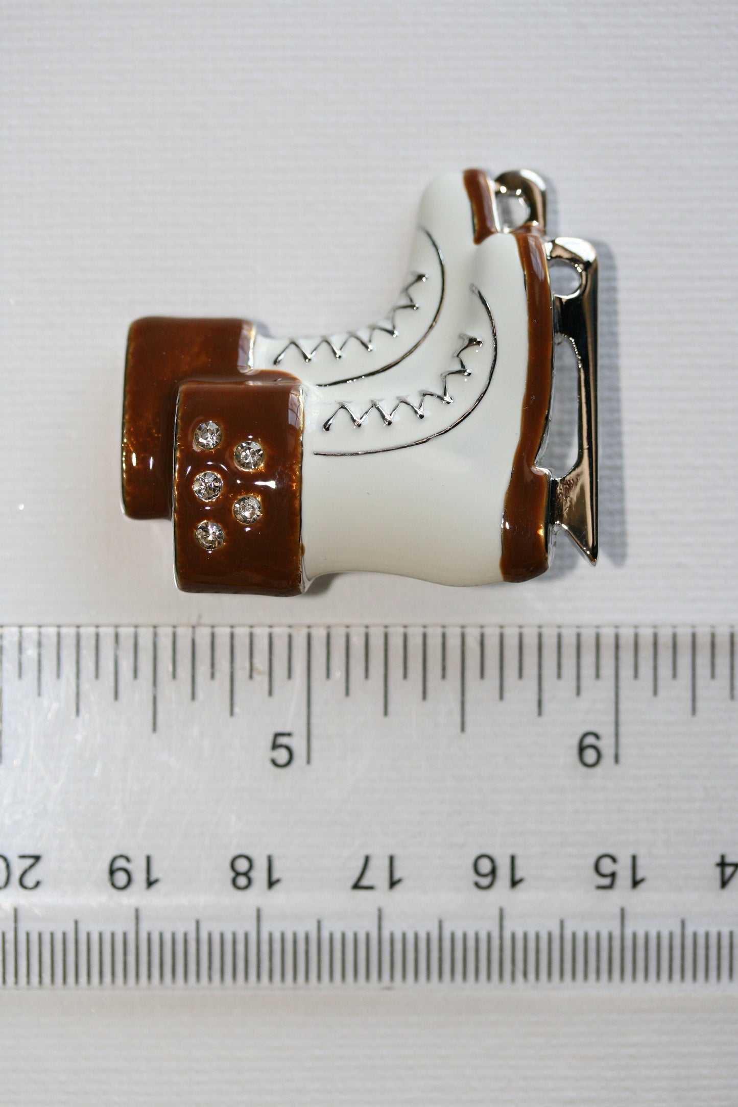 Ice Skating Pin Ice Sports Figure Skating Boots Brooch Pin for Cheer Gift