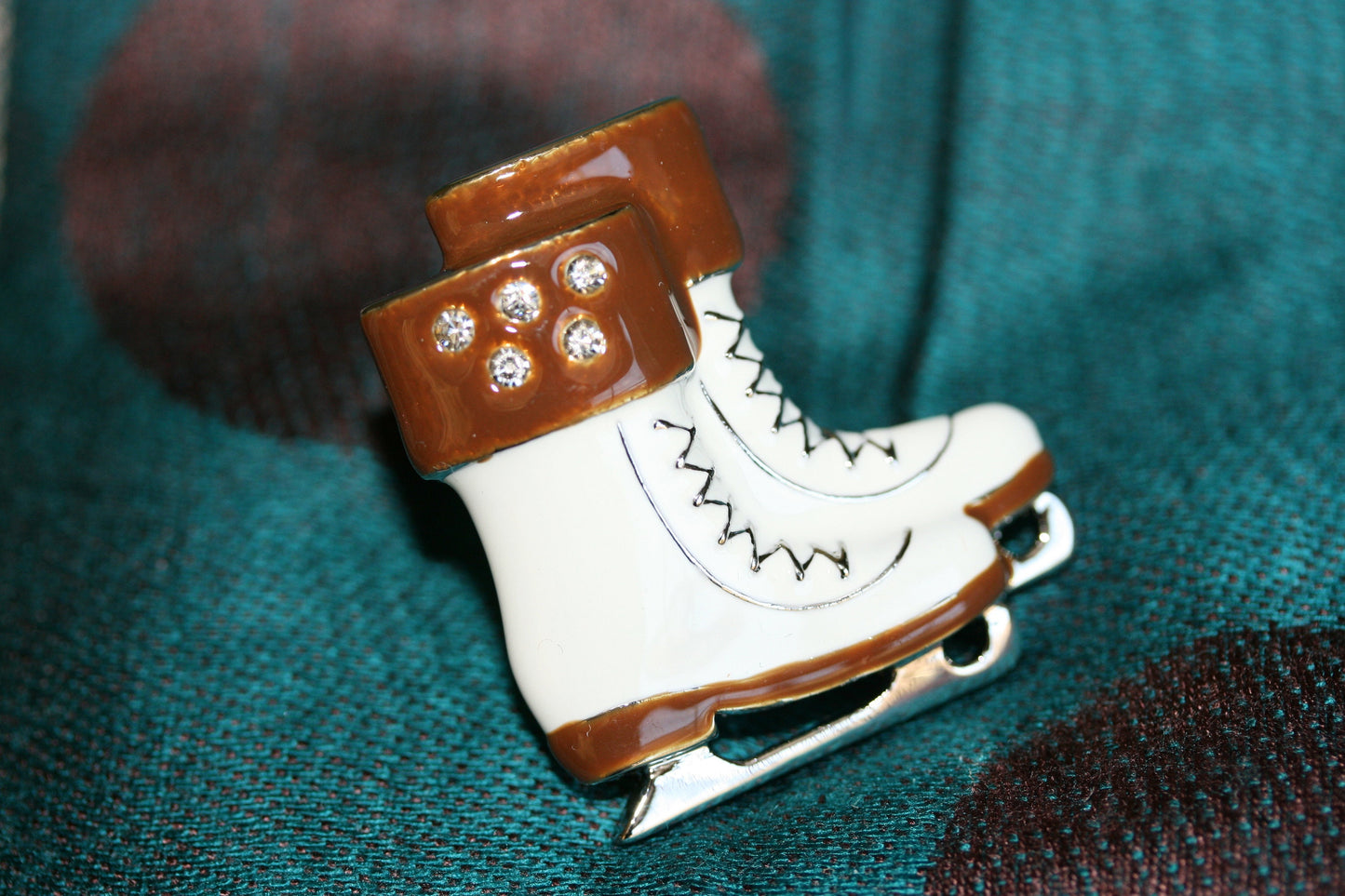 Ice Skating Pin Ice Sports Figure Skating Boots Brooch Pin for Cheer Gift