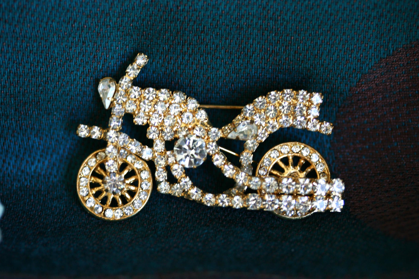 Vintage Rhinestone Motorcycle Spinning Wheels Gold Tone Brooch Motorcycle 3D Harley Prong Rhinestone Brooch Pin