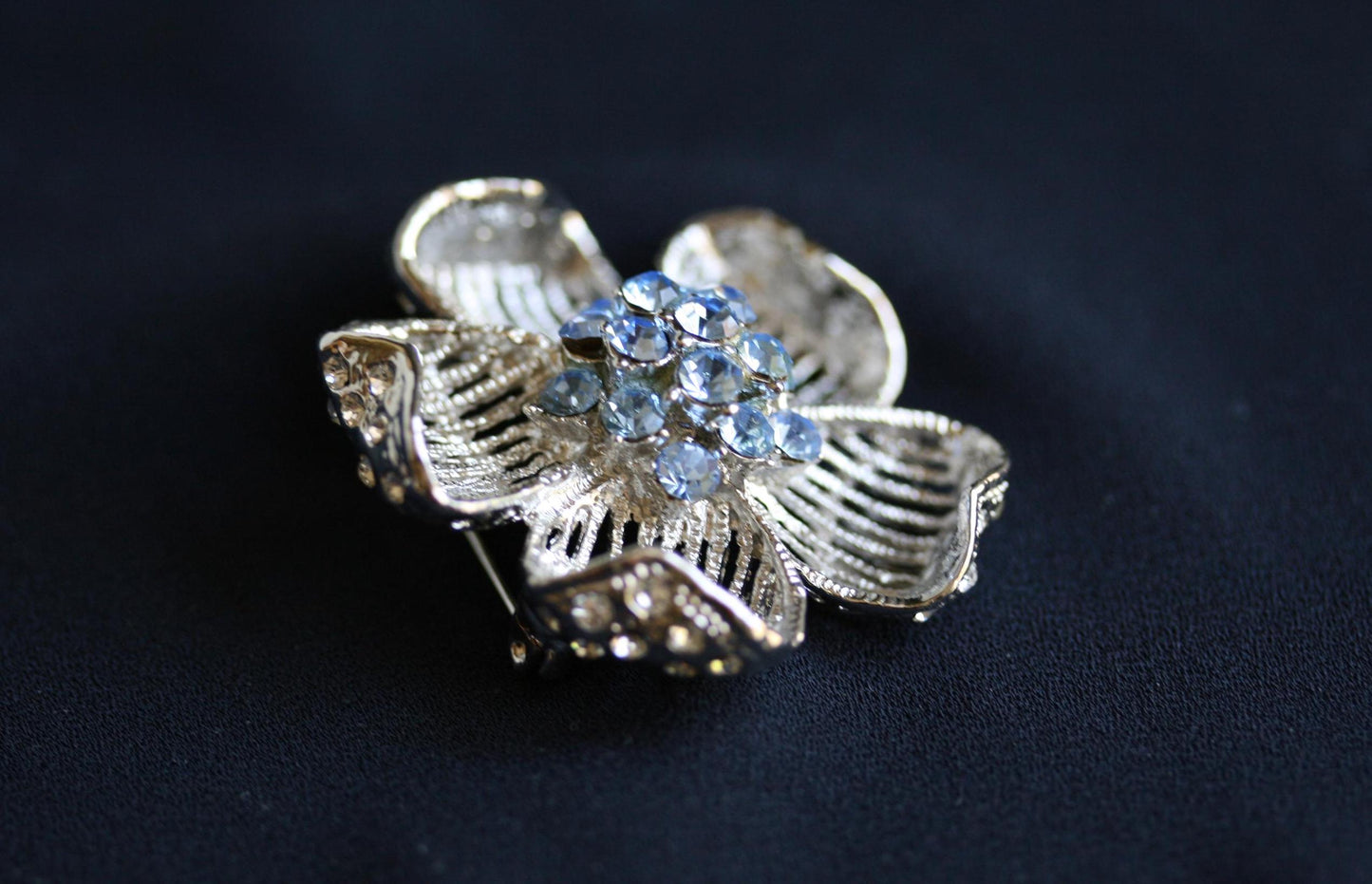 Vintage Blue Crystal Flower Pin Brooch PERIWINKLE FLOWER Pin