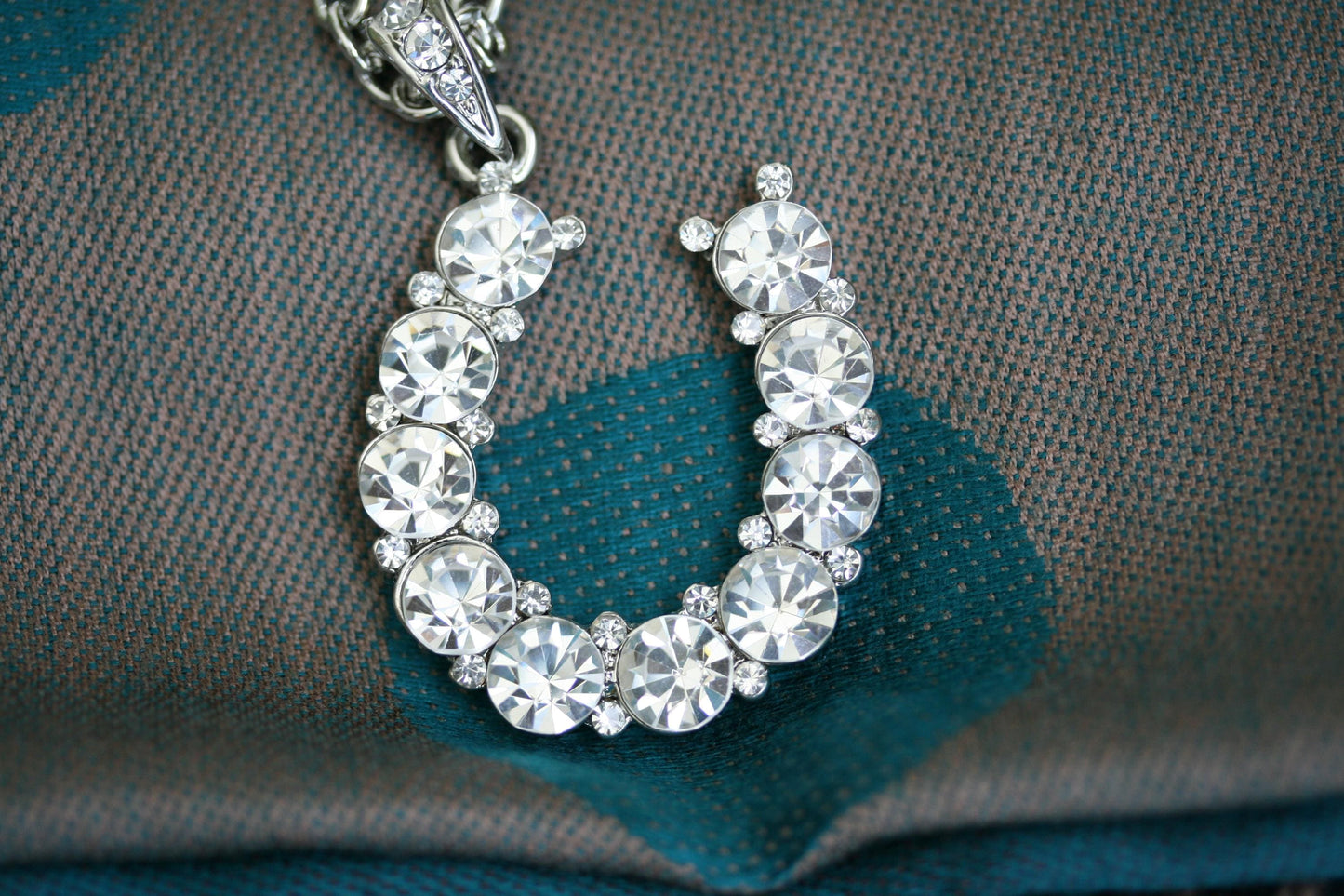 Rhinestone Horseshoe Pendant Necklace Symbolizes Good Luck!