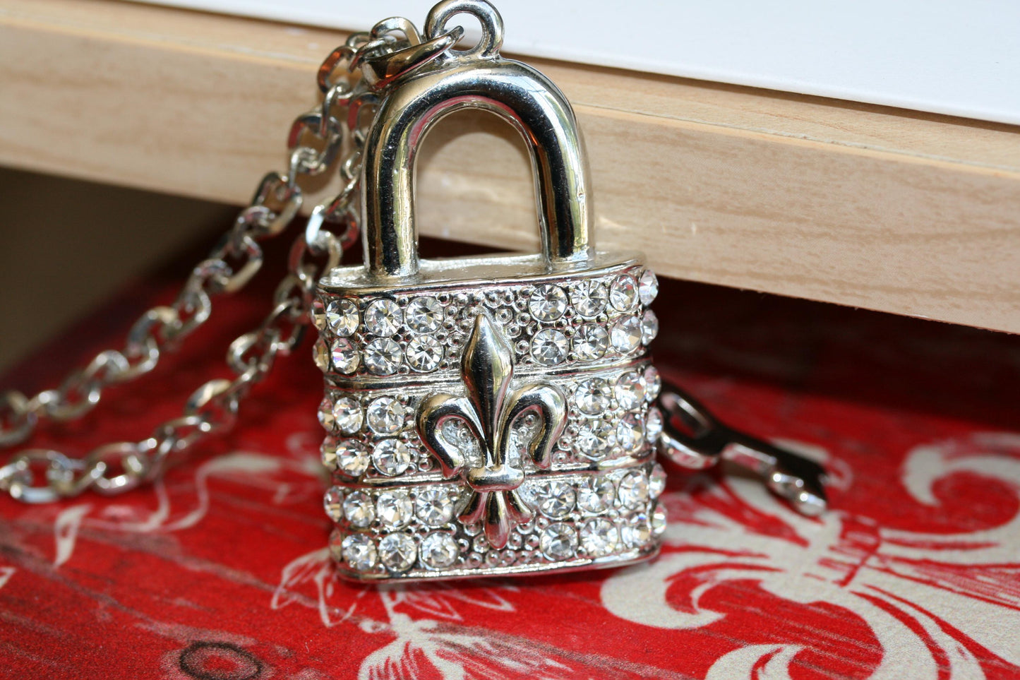 Vintage Fleur De Lis Jewelry Stunning Pave Crystal Rhinestone Lock with Key Pendant Necklace