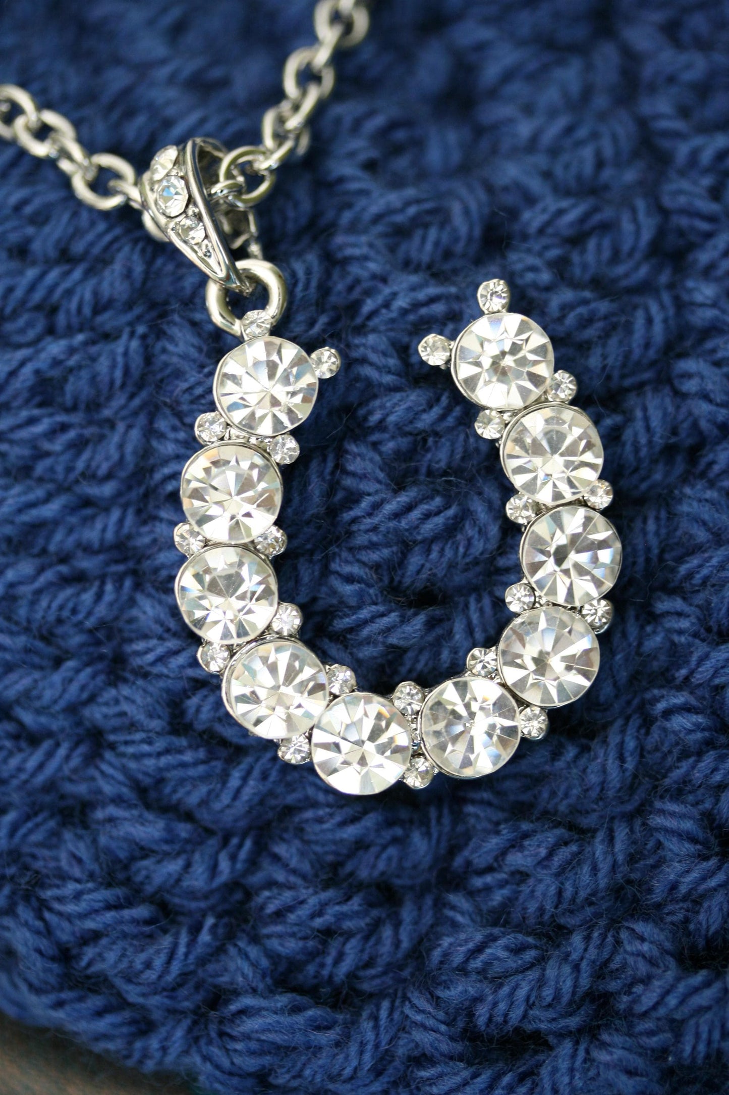 Rhinestone Horseshoe Pendant Necklace Symbolizes Good Luck!