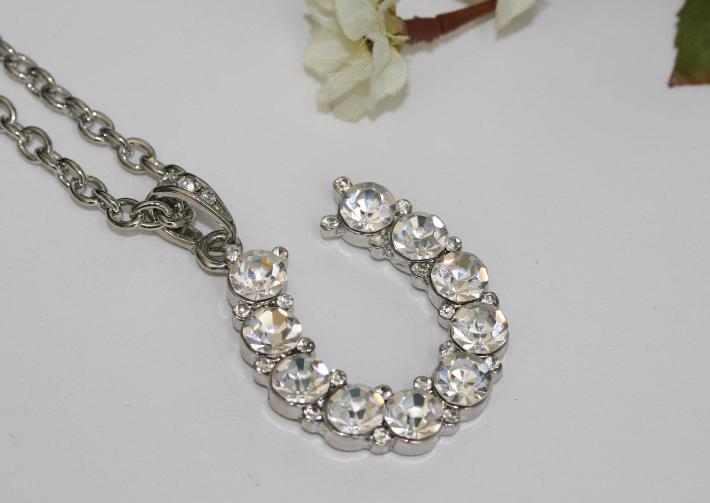Rhinestone Horseshoe Pendant Necklace Symbolizes Good Luck!