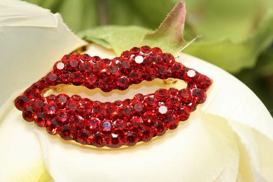 Sexy Ruby Red Pair of Lips Kiss Love Pave Rhinestone Crystal Brooch Pin Gold