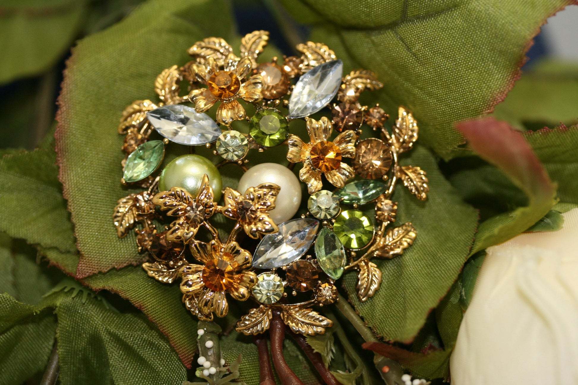 Round 3D Christmas Flower Wreath Brooch, Vintage CZ Crystal and Pearl Pin, Exquisite Luxury Christmas Fall Jewelry
