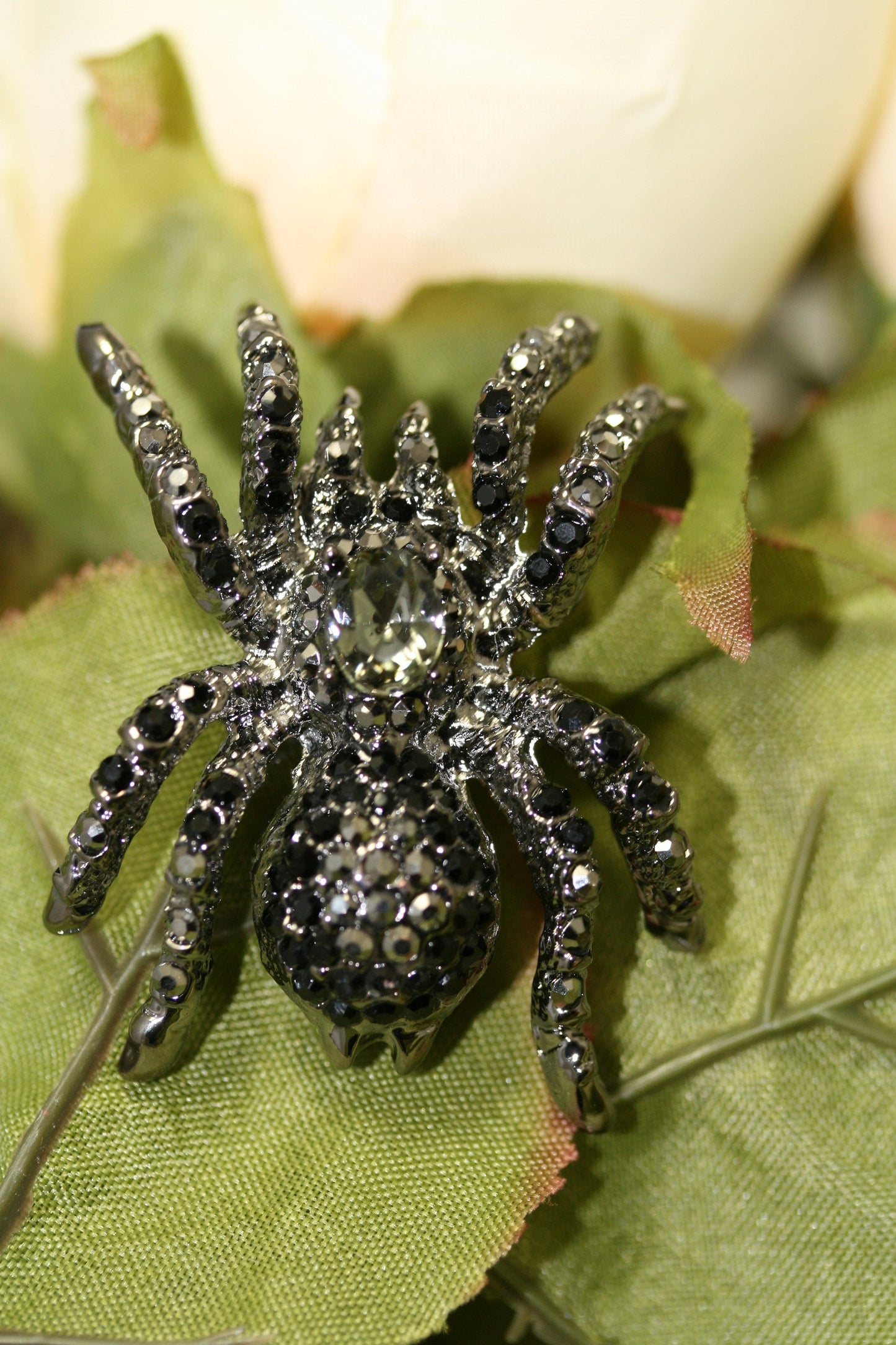 Vintage 3D Rhinestone Halloween spider brooch, aurora borealis rhinestone spider pin, black spider brooch, black rhinestone Jewelry