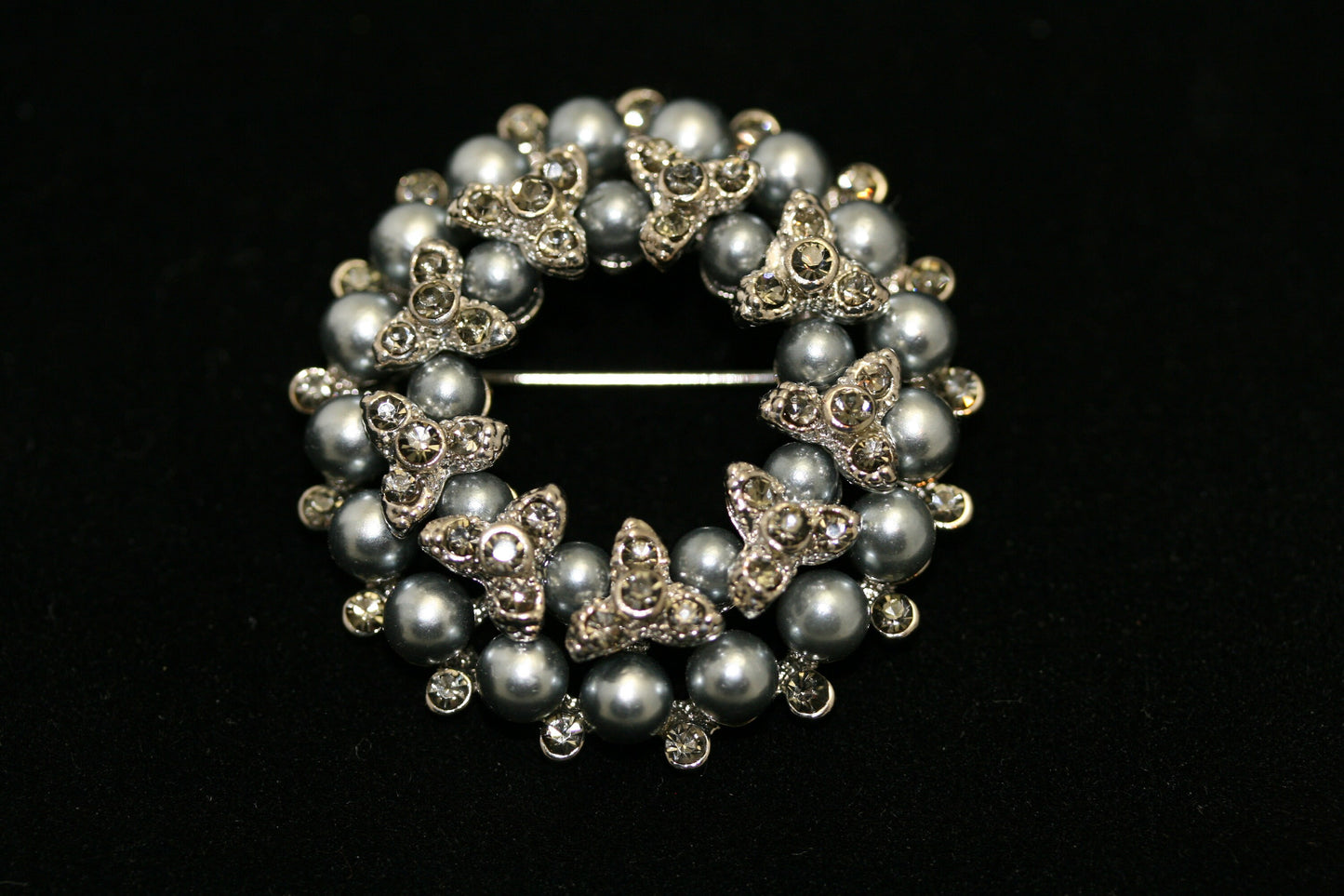 Vintage Faux Pearl Bead Gray Crystal Rhinestone Wreath Winter Reef Holiday Pin Brooch and Pendant
