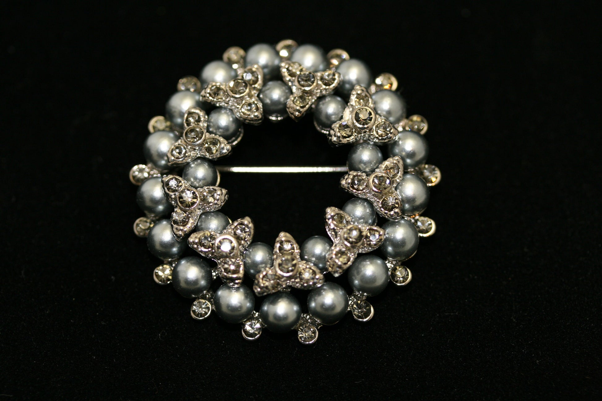 Vintage Faux Pearl Bead Gray Crystal Rhinestone Wreath Winter Reef Holiday Pin Brooch and Pendant