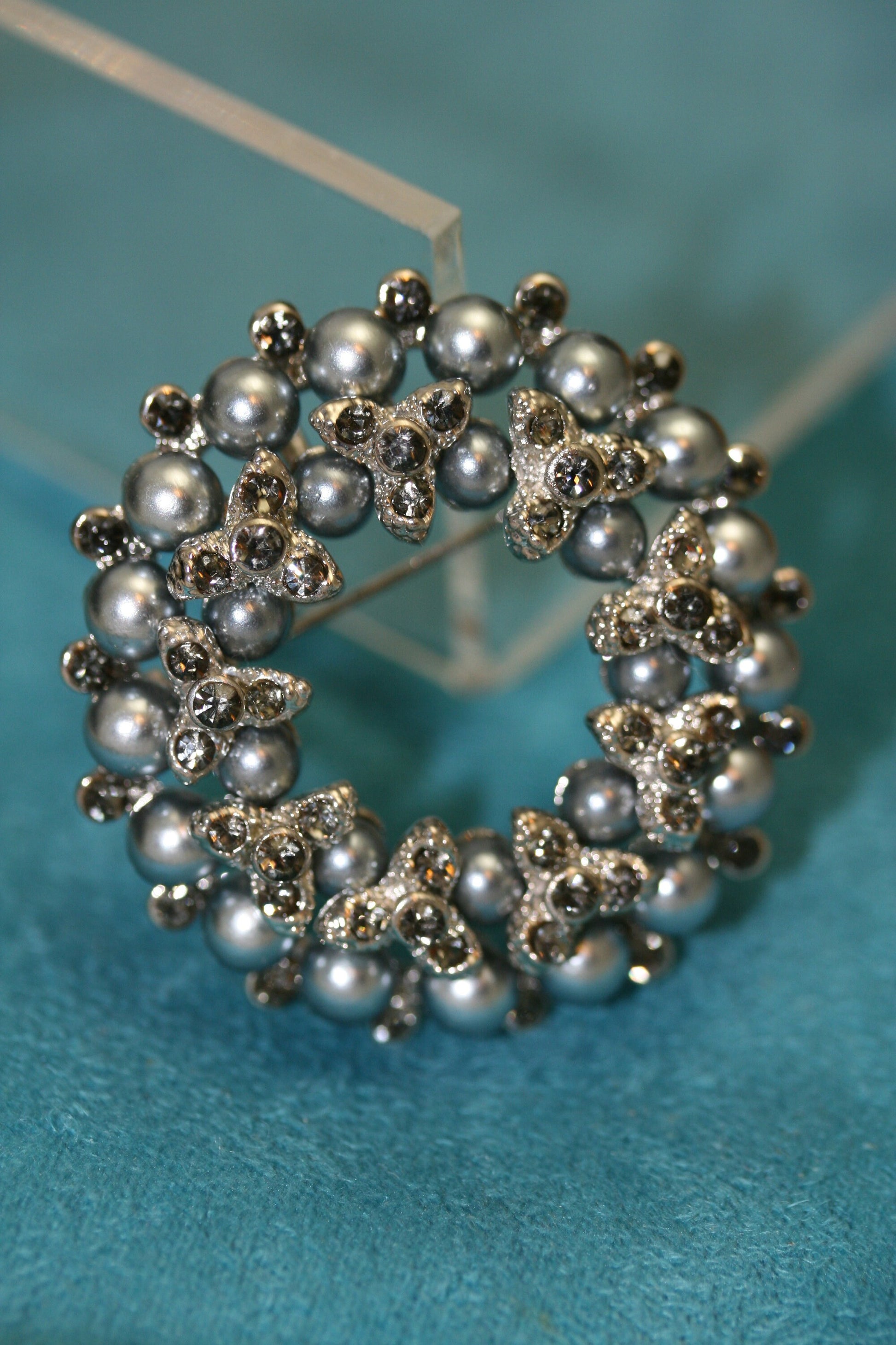 Vintage Faux Pearl Bead Gray Crystal Rhinestone Wreath Winter Reef Holiday Pin Brooch and Pendant